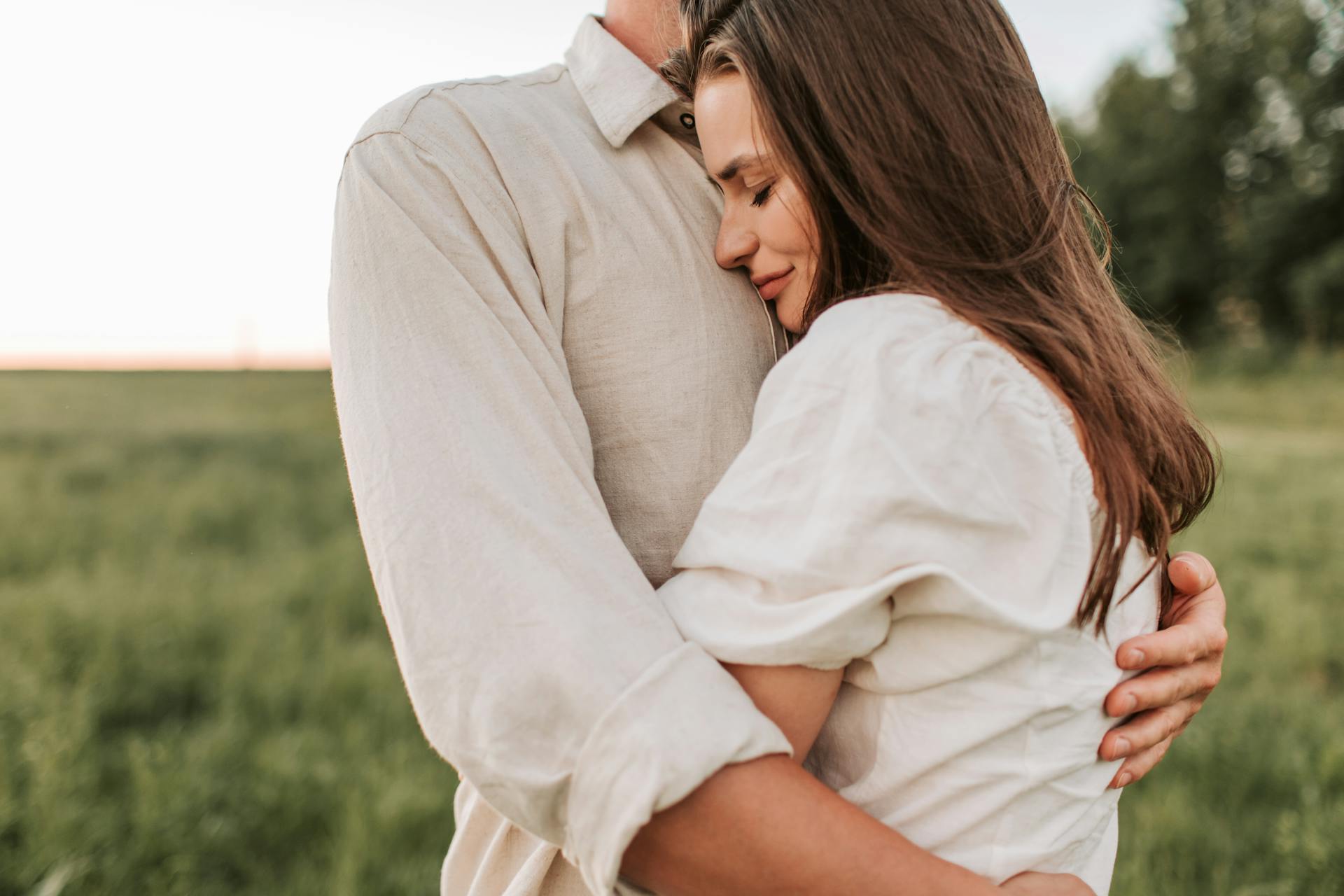Una coppia che si abbraccia Fonte: Pexels