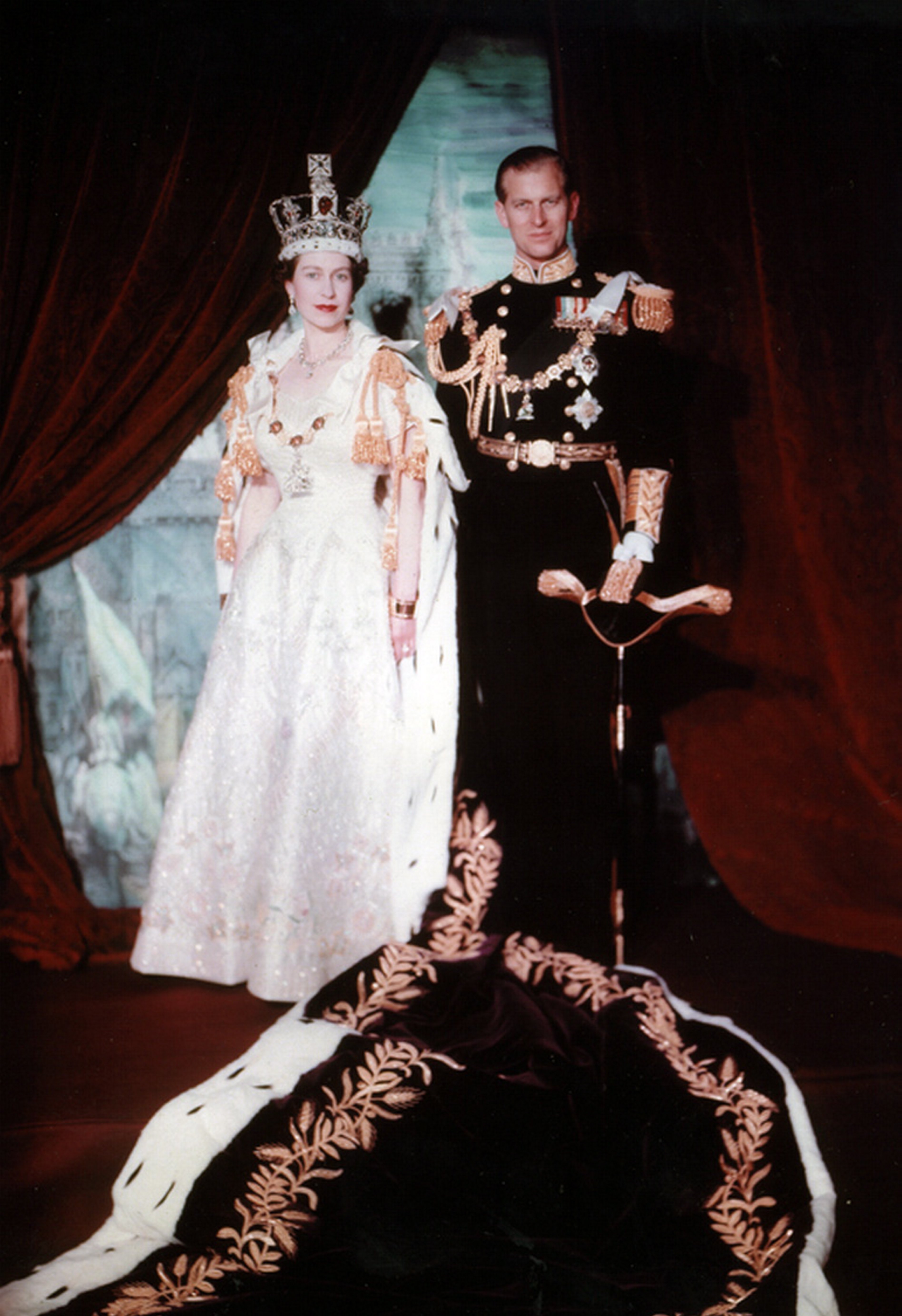 La reina Elizbath II, de Inglaterra, con su consorte, el príncipe Philip, después de la coronación en 1953. | Foto: Getty Images
