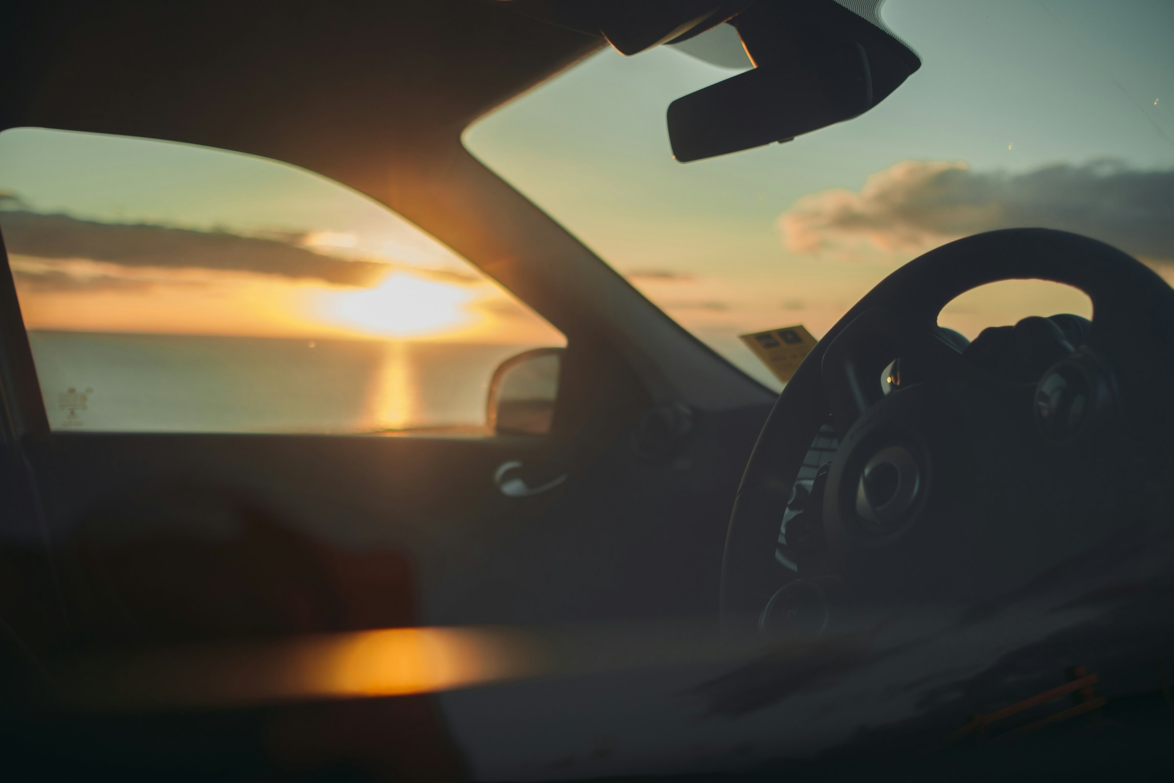 Una puesta de sol a través de la ventanilla de un automóvil | Foto: Unsplash