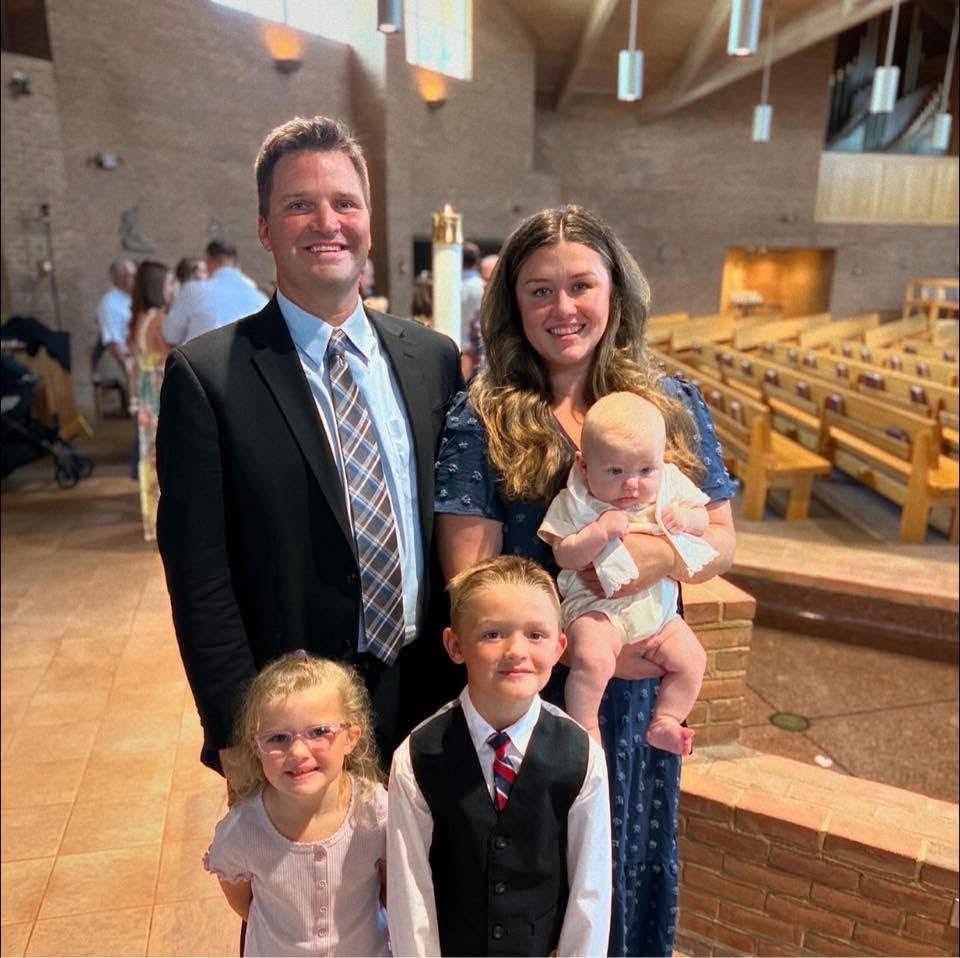 Walsh con su hijo en una foto de familia tomada antes de que él falleciera. | Fuente: Facebook/ Kayla Bree Crime Files