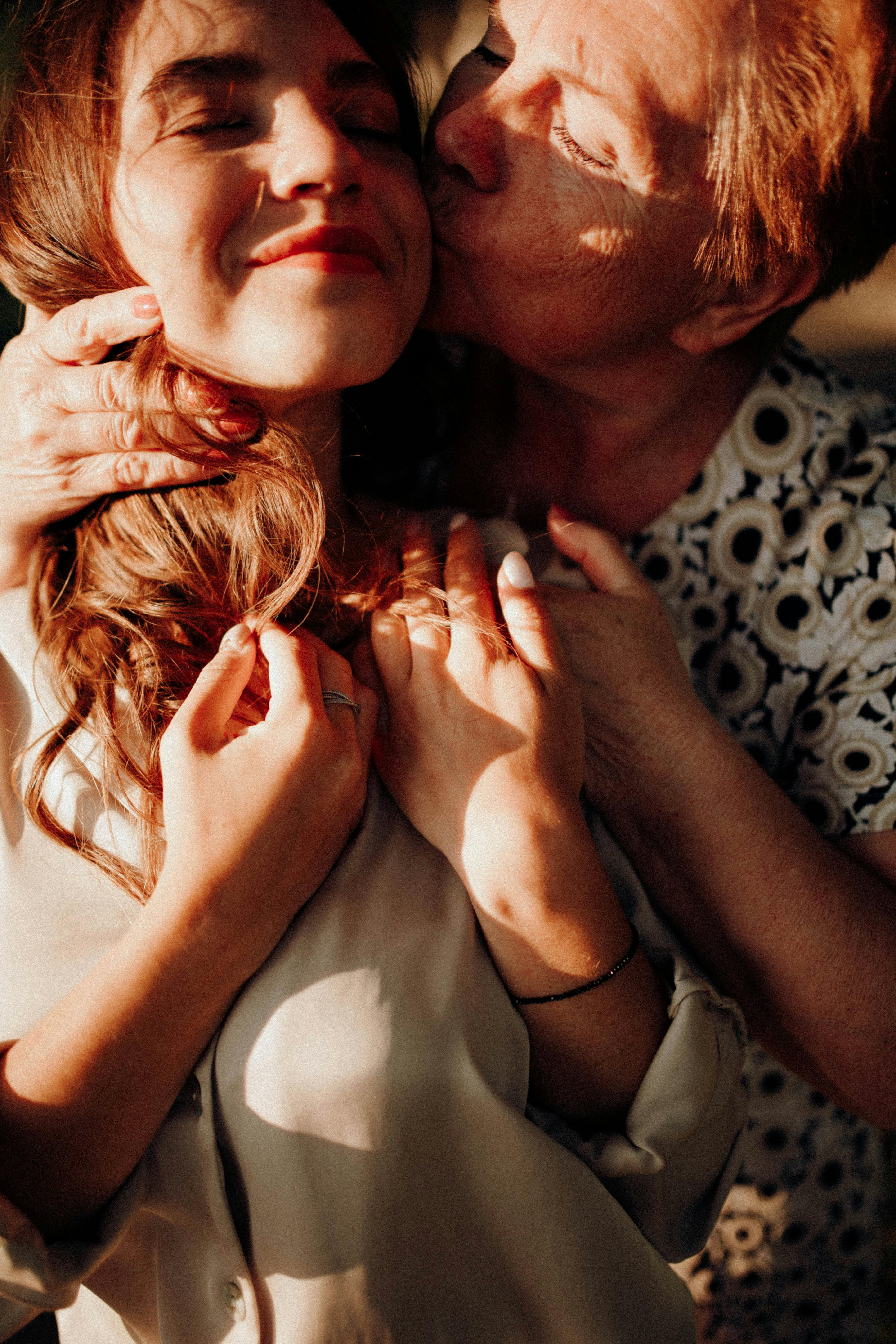 Una madre besando a su hija | Fuente: Pexels