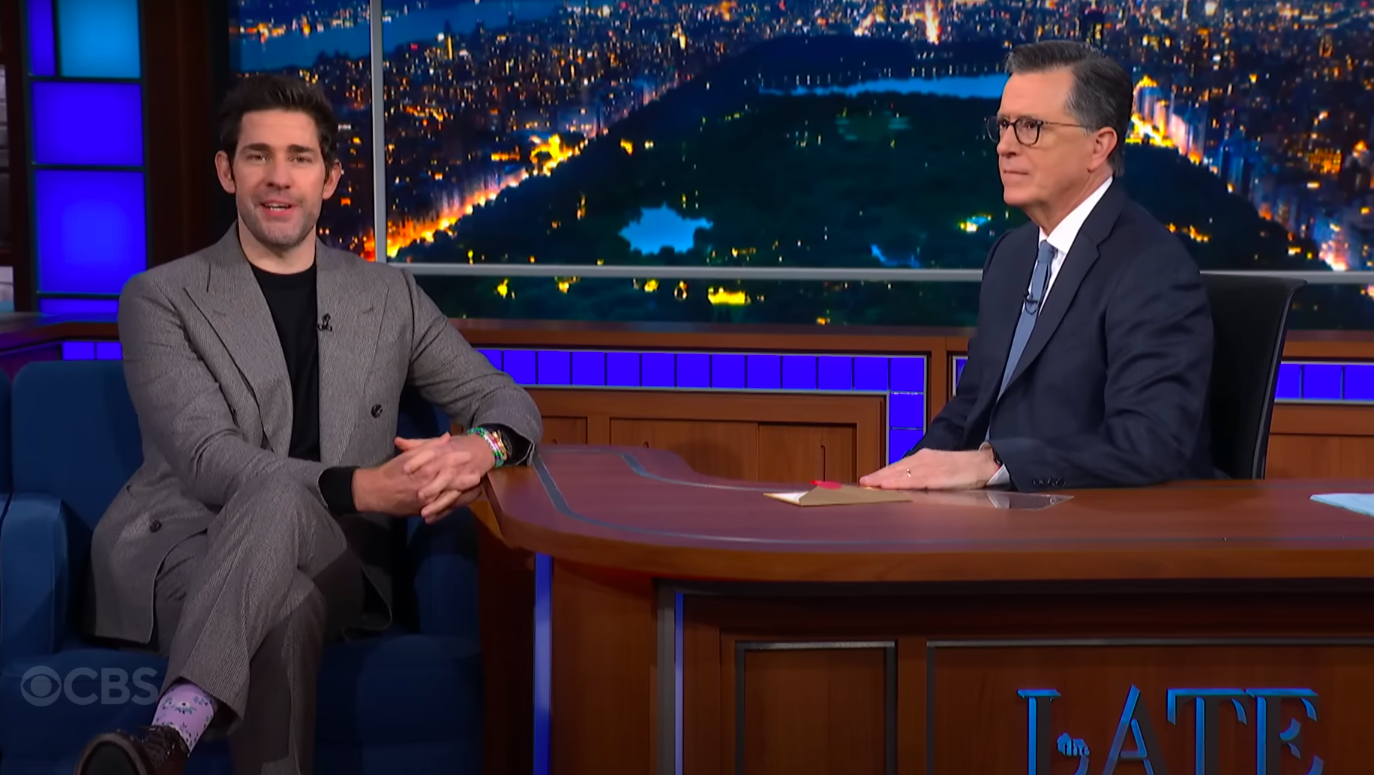 John Krasinski y Stephen Colbert | Fuente: YouTube/The Late Show with Stephen Colbert