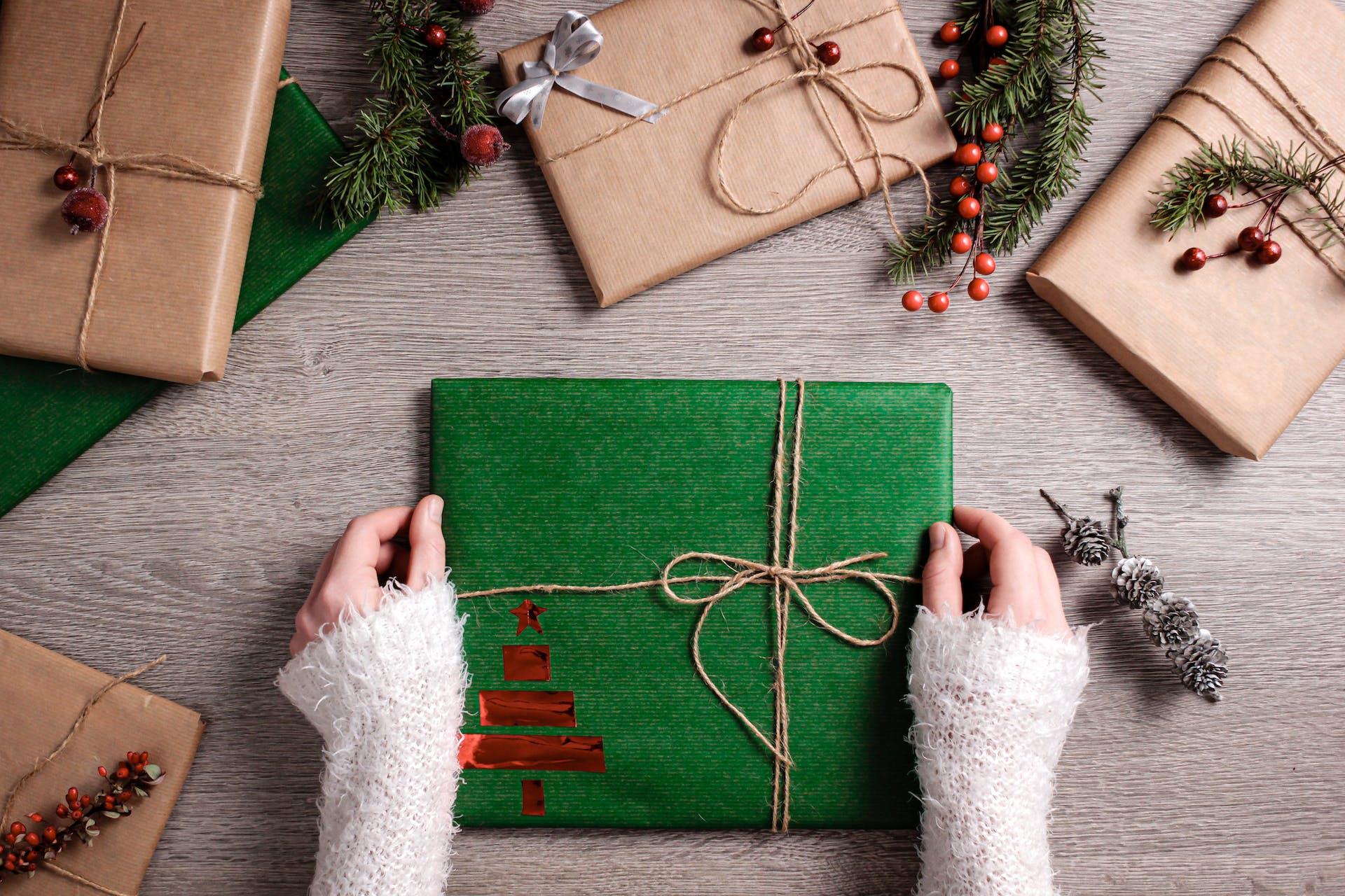 Persona con un regalo navideño | Foto: Pexels