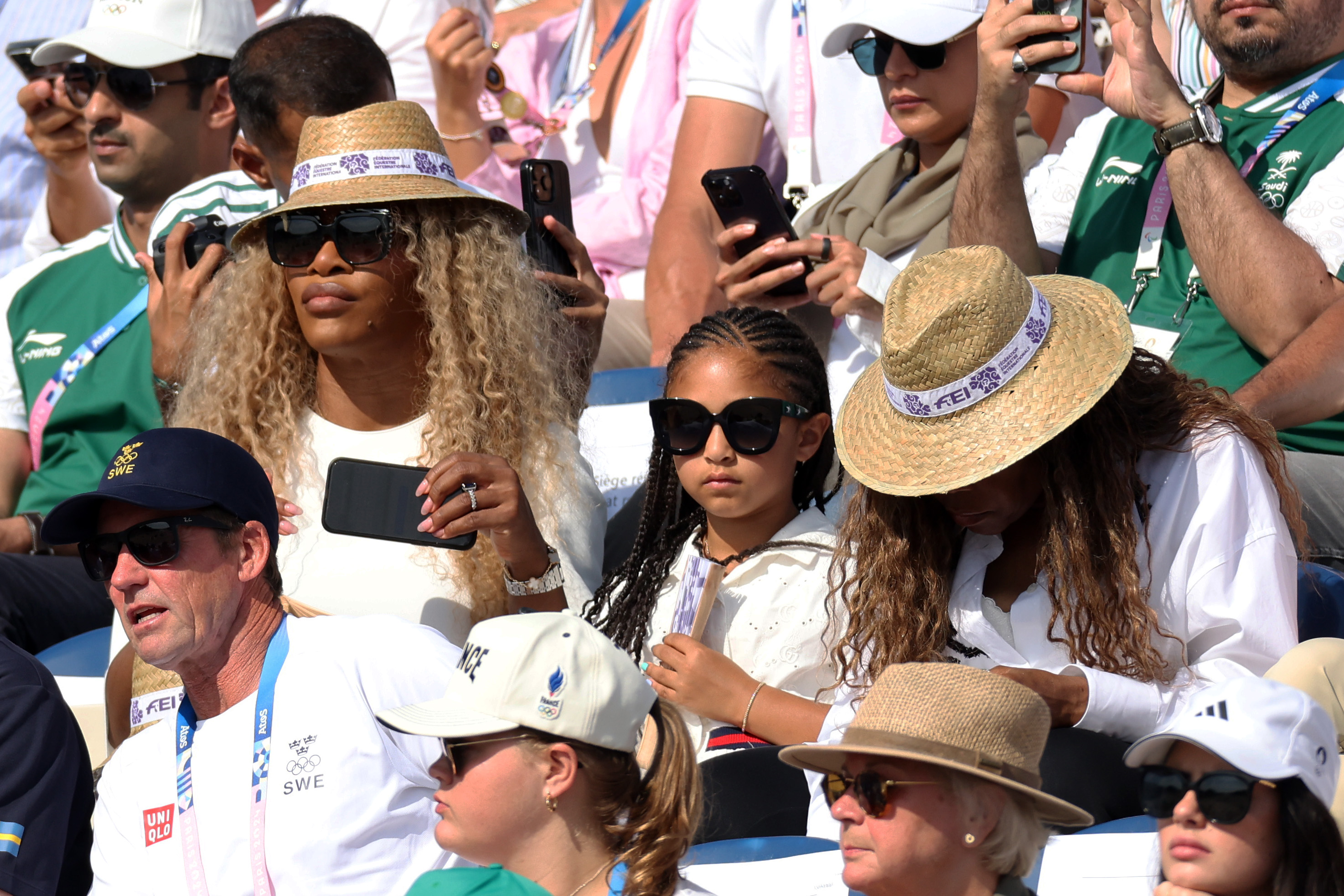 Serena Williams y su hija Alexis Olympia Ohanian Jr. asisten a la final individual de salto en el undécimo día de los Juegos Olímpicos de París 2024 en el Chateau de Versailles el 06 de agosto de 2024, en Versalles, Francia | Fuente: Getty Images