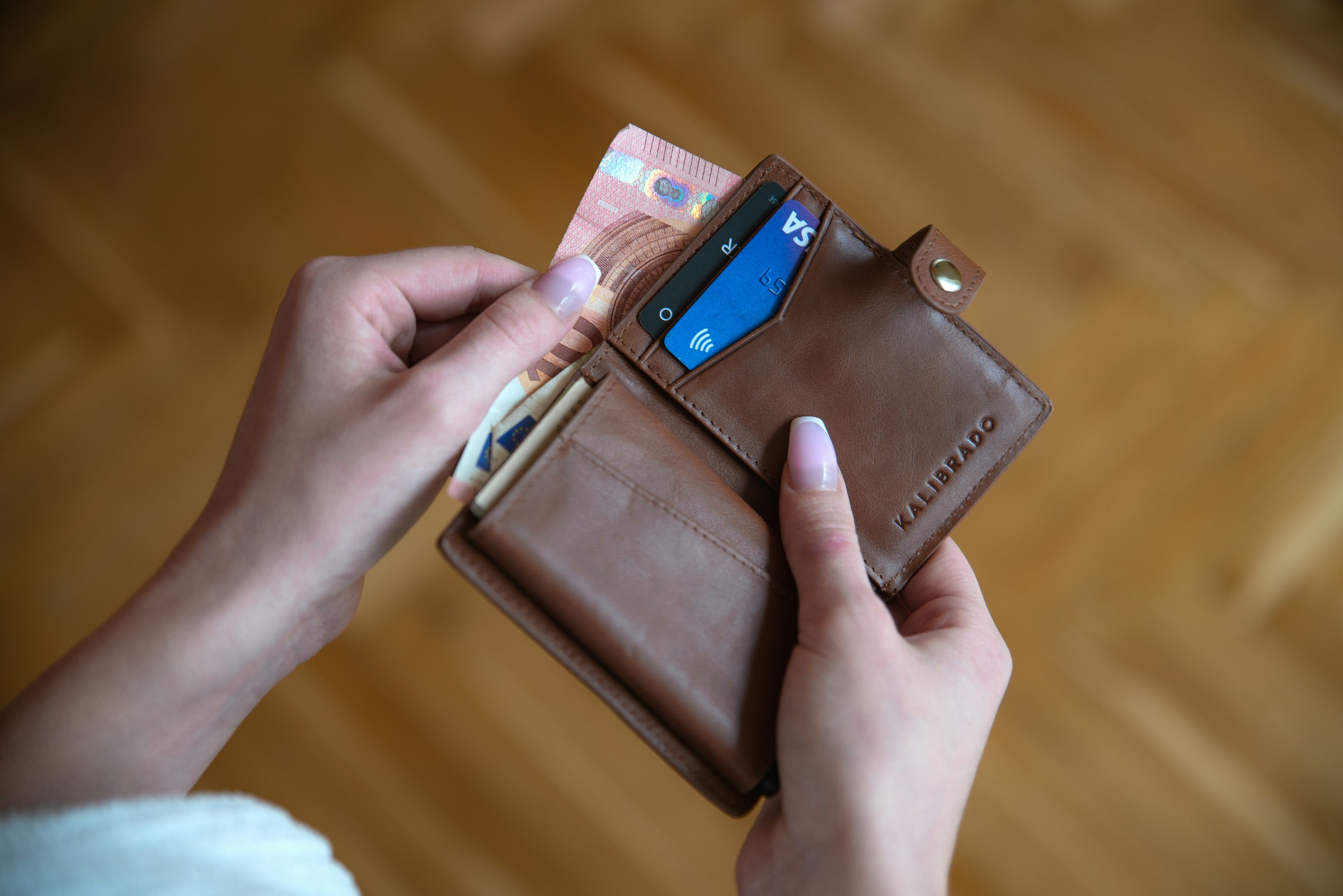 Una mujer con una cartera en la mano | Fuente: Unsplash