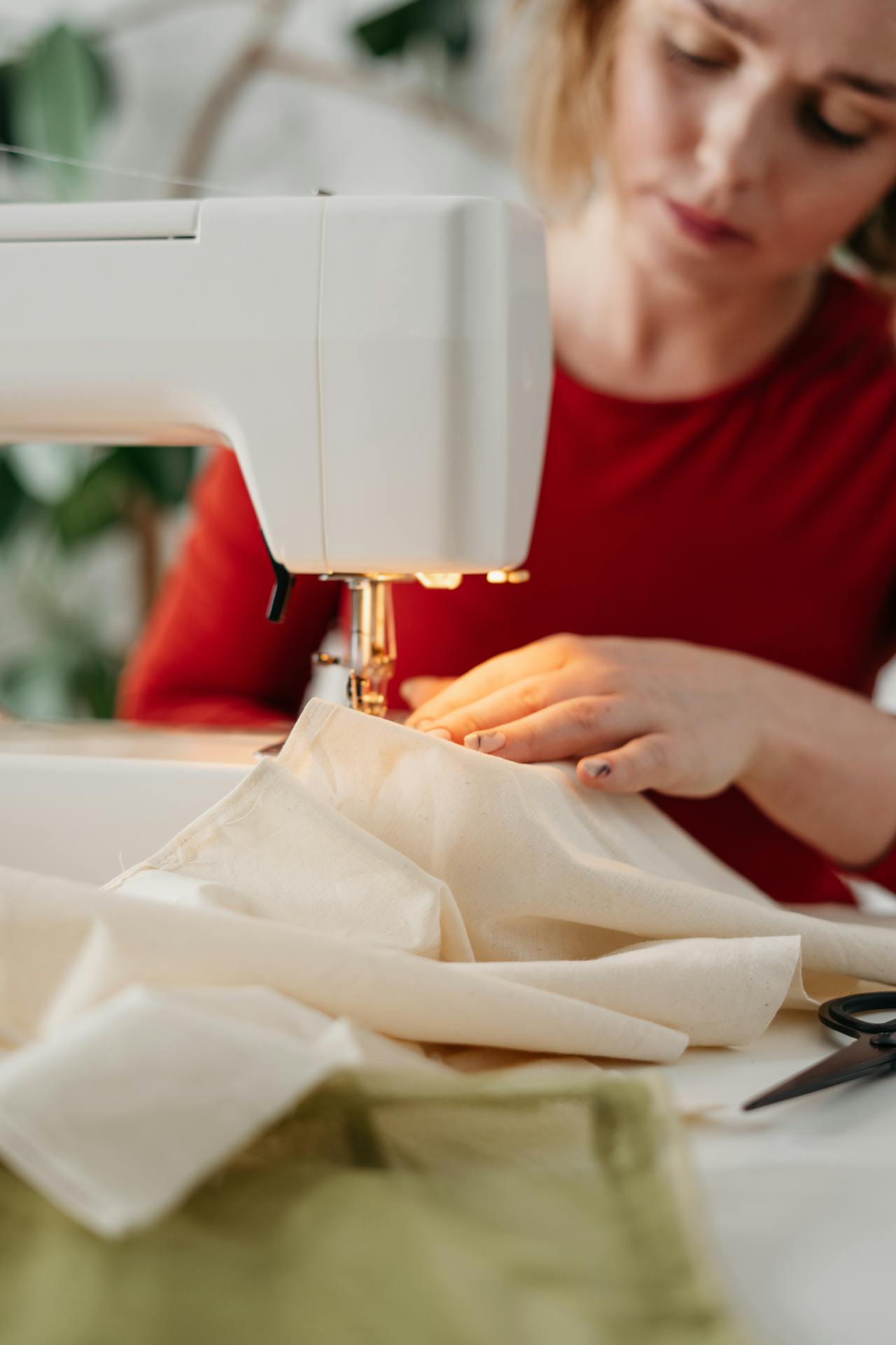 Una mujer cosiendo un vestido con una máquina de coser | Fuente: Pexels