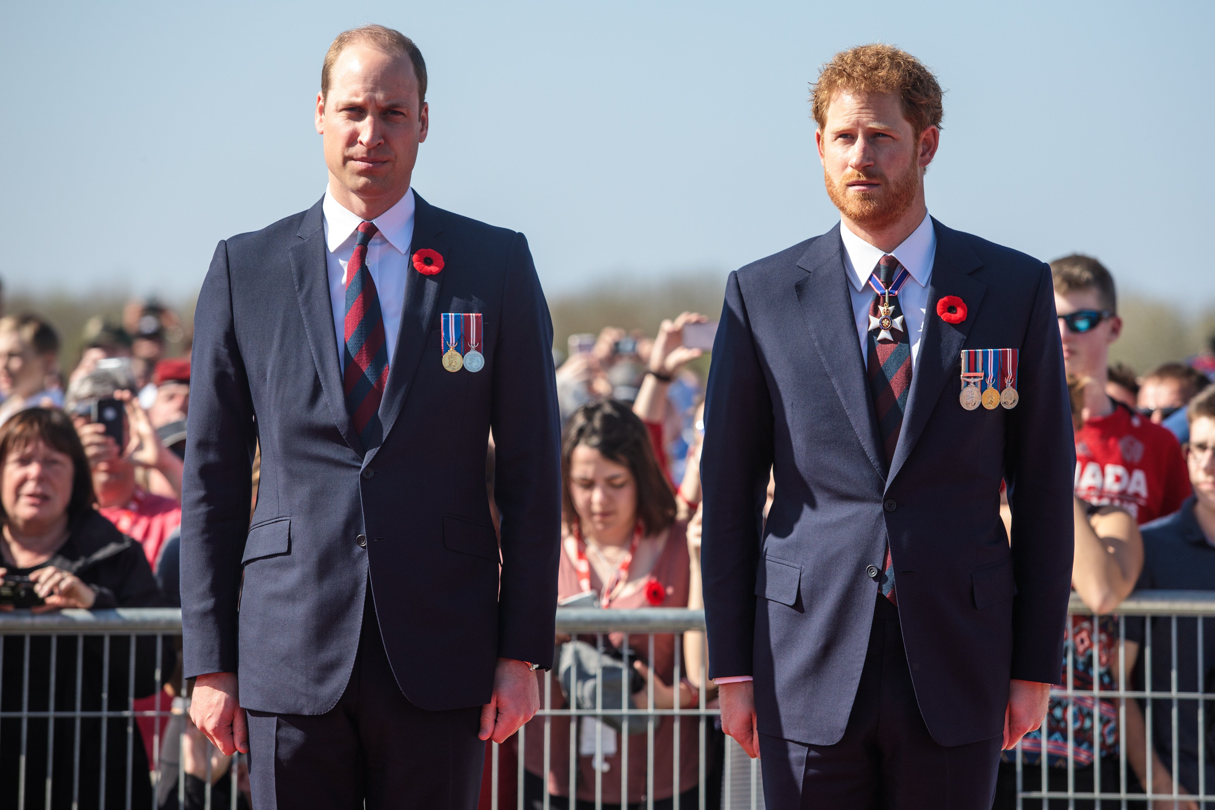 El príncipe William y el príncipe Harry llegan al monumento nacional canadiense de Vimy el 9 de abril de 2017 en Vimy, Francia. | Foto: Getty Images