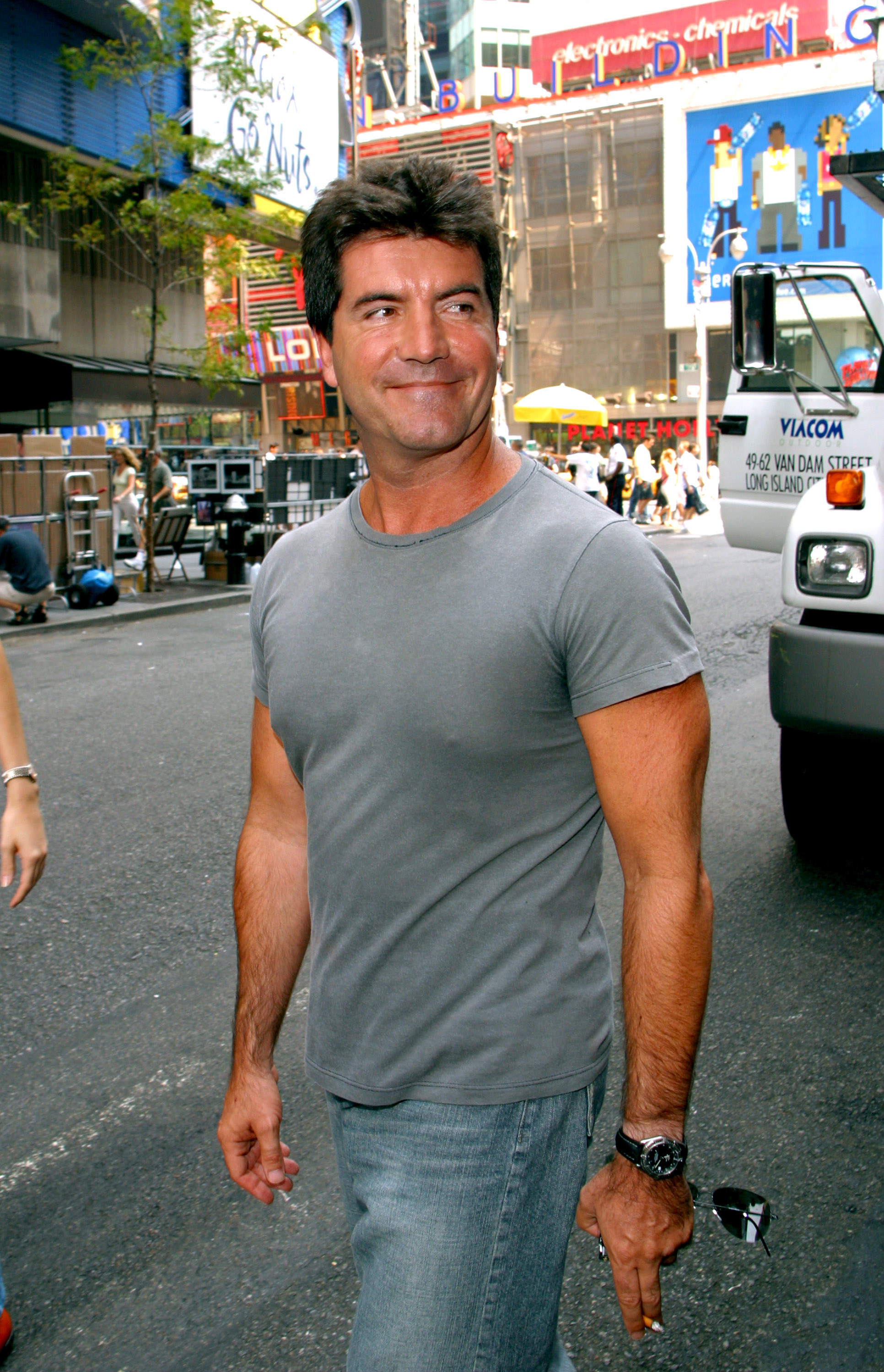 Simon Cowell en Times Square, Nueva York, el 18 de agosto de 2002 | Fuente: Getty Images