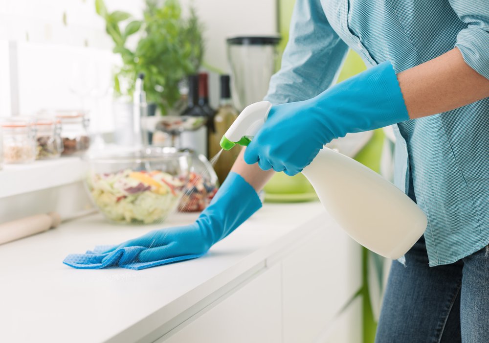 Mujer limpiando las superficies de su casa con desinfectante. | Foto: Shutterstock