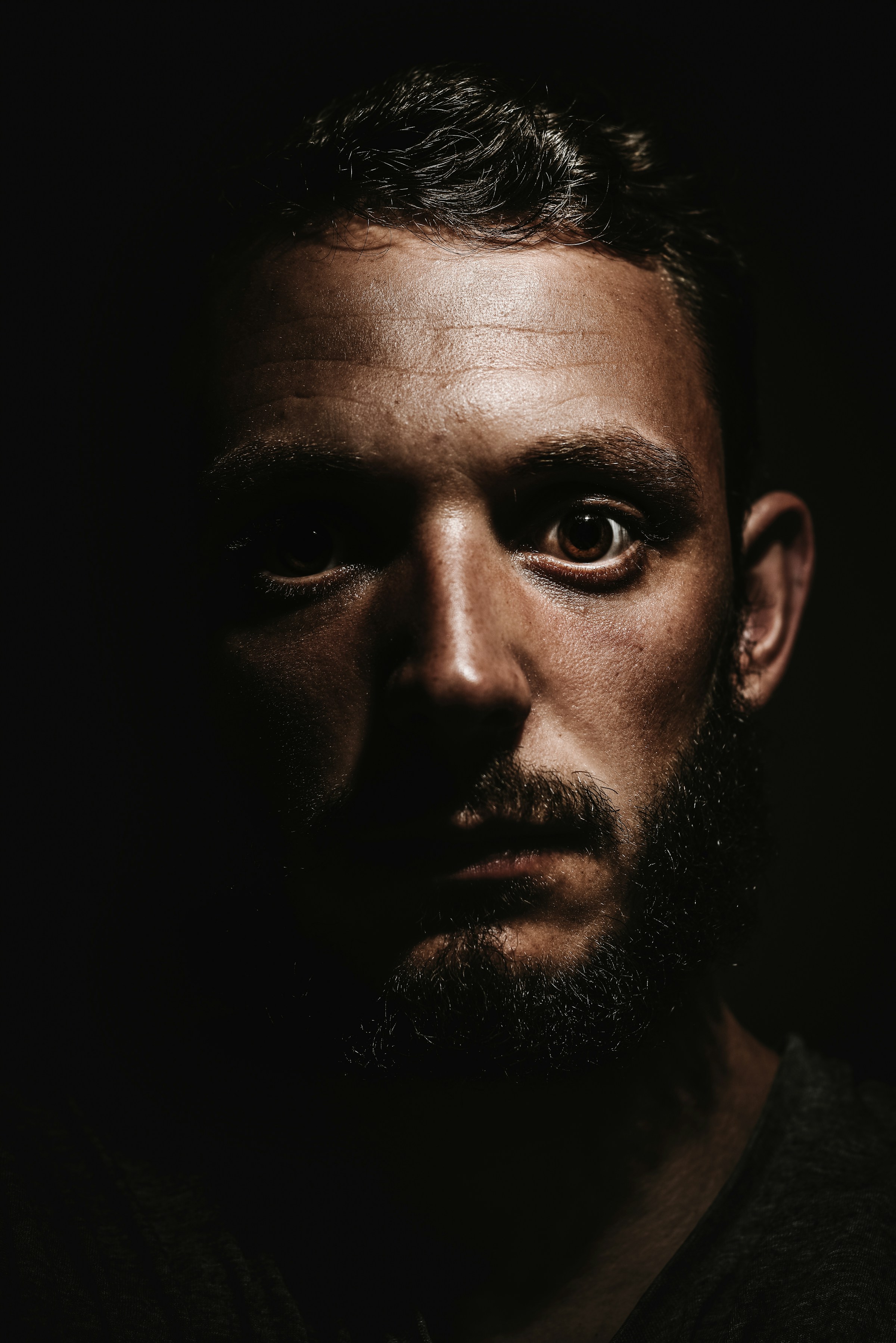 Un hombre con los ojos muy abiertos | Fuente: Unsplash