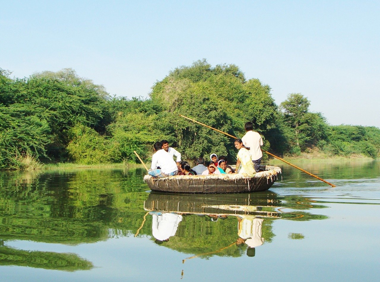 Un coráculo con pasajeros cruza un río de la India. | Foto: Needpix