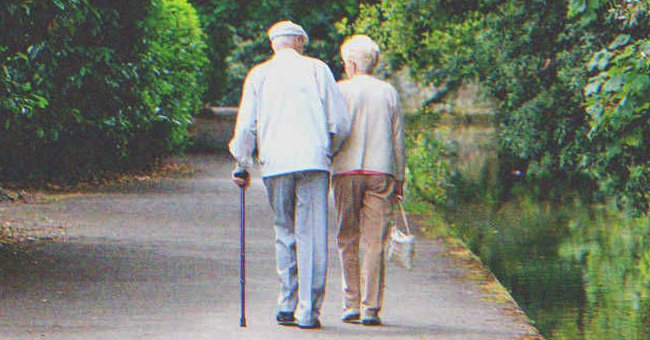 Una pareja de ancianos caminando por el parque | Fuente: Shutterstock