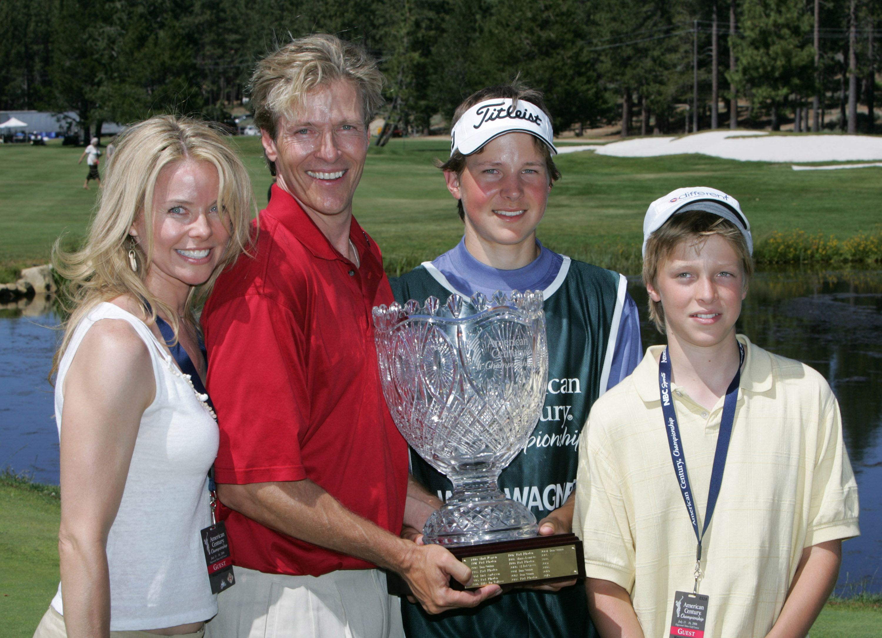 El actor fotografiado con su familia durante el American Century Celebrity Golf Championship el 16 de julio de 2006, en Lake Tahoe, California | Fuente: Getty Images