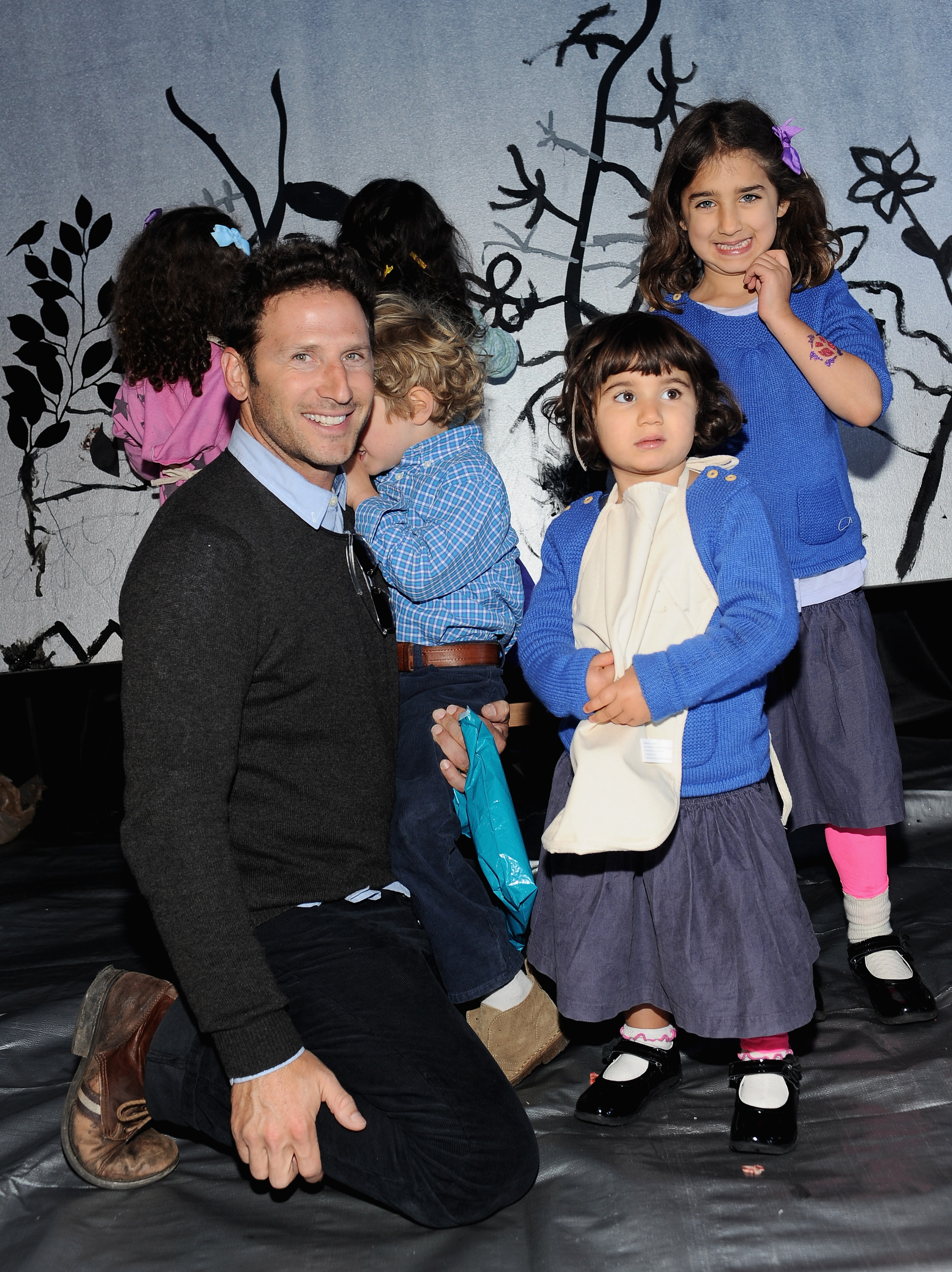 Mark Feuerstein con sus hijos, Frisco, Addie y Lila, en la feria de artes creativas y día familiar "Exprésate", el 11 de noviembre de 2012, en Santa Mónica, California. | Fuente: Getty Images