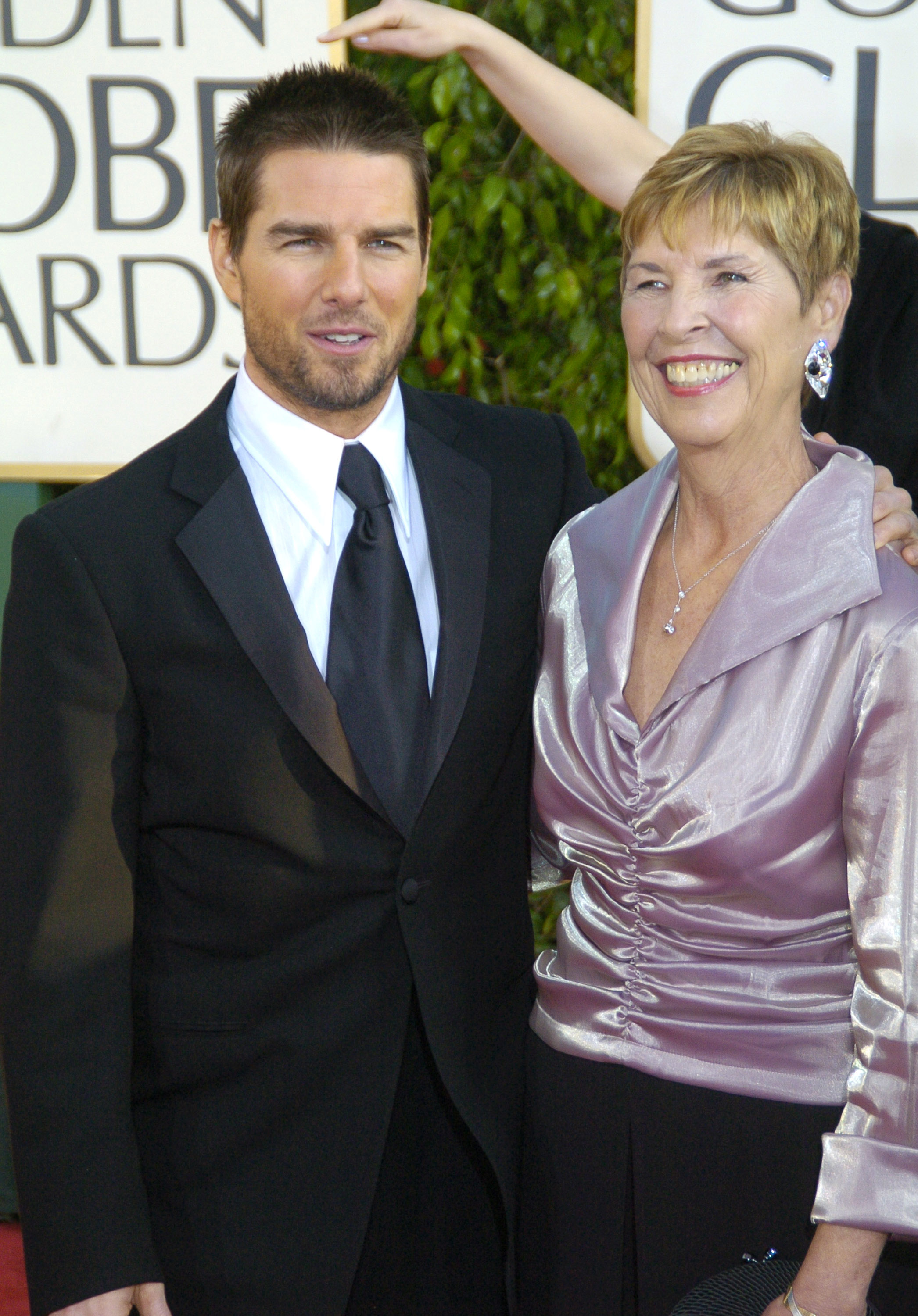 Tom Cruise y Mary Lee South en la 61ª edición de los Premios Globo de Oro - Llegadas en Beverly Hills, California, el 25 de enero de 2004 | Fuente: Getty Images