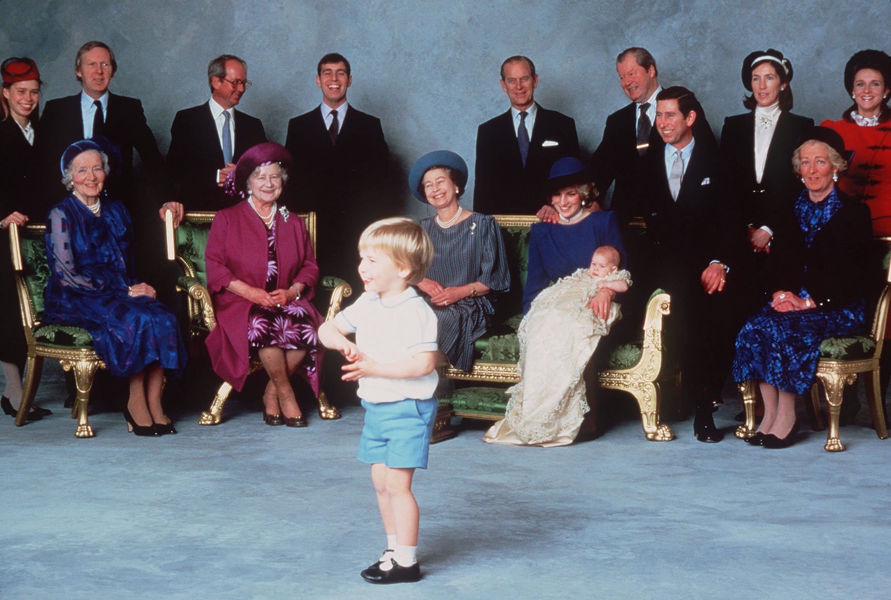 Parientes reales y padrinos que se divierten con las travesuras del joven Príncipe William, el Príncipe Harry es bautizado en el Castillo de Windsor, el 21 de diciembre de 1984 en Windsor, Inglaterra. |Imagen: Getty images