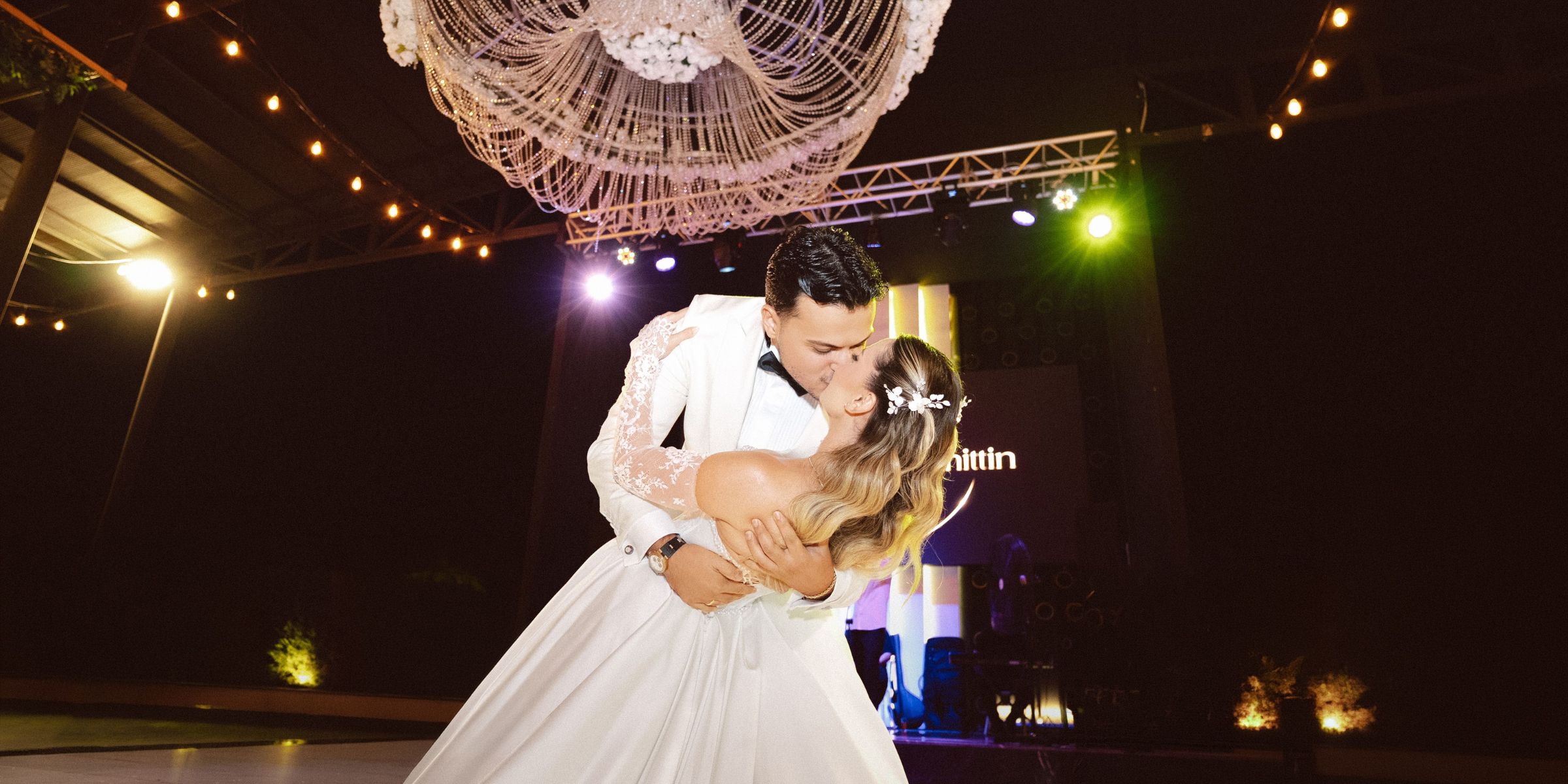 Due sposini si scambiano un bacio romantico sulla pista da ballo | Fonte: Pexels