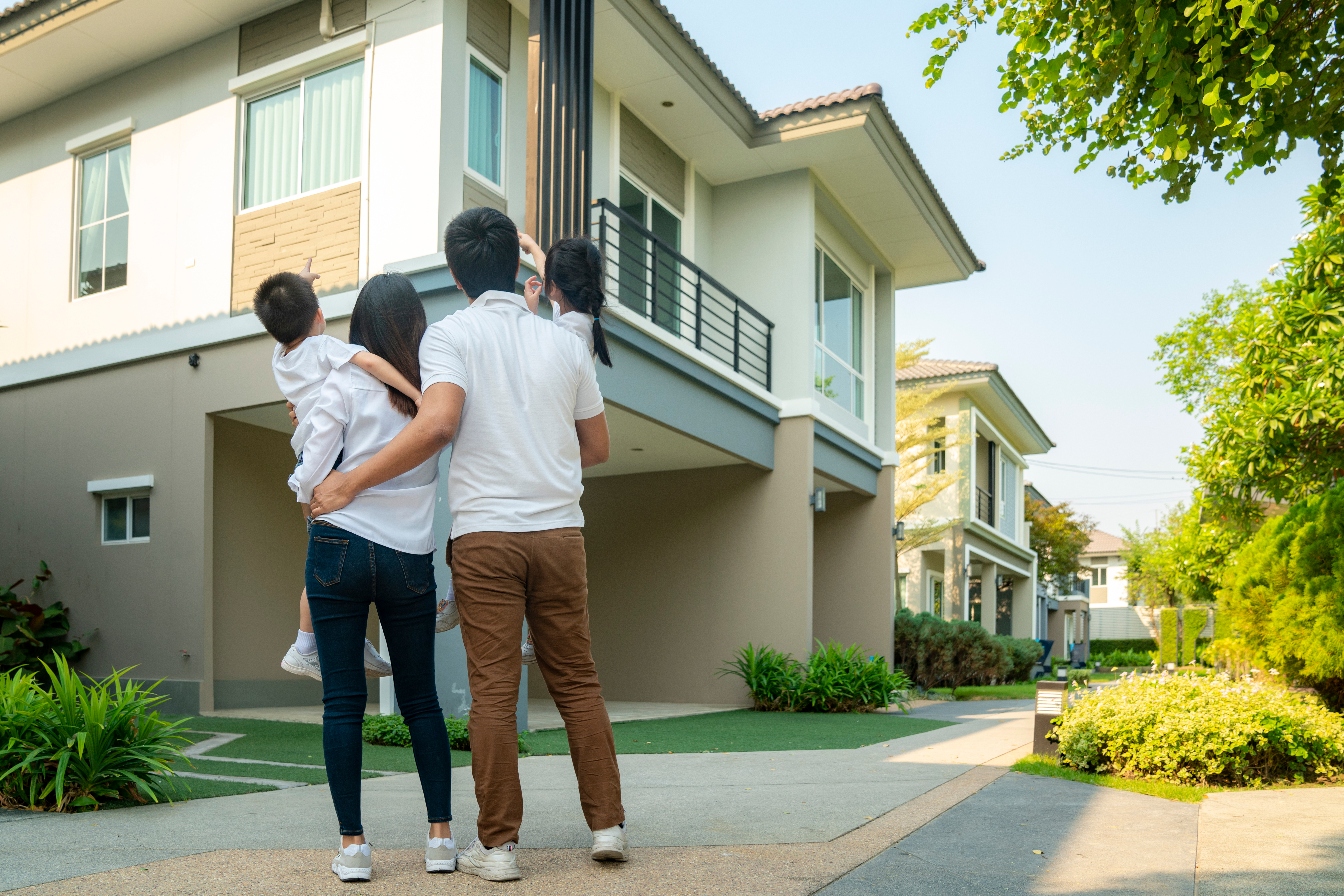 Familia mirando una casa | Foto: Shutterstock