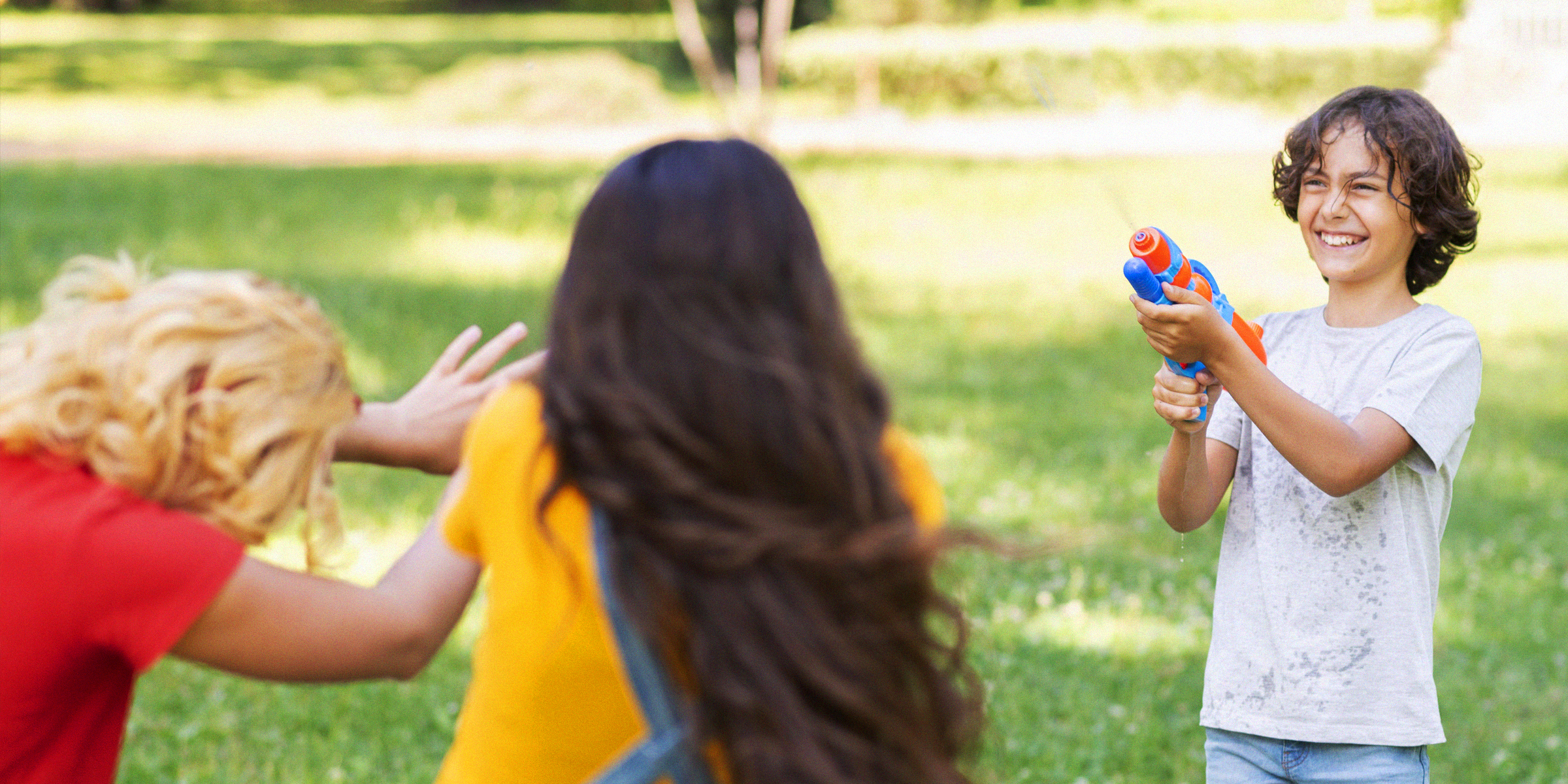 Niños jugando con una pistola de agua | Fuente: Freepik