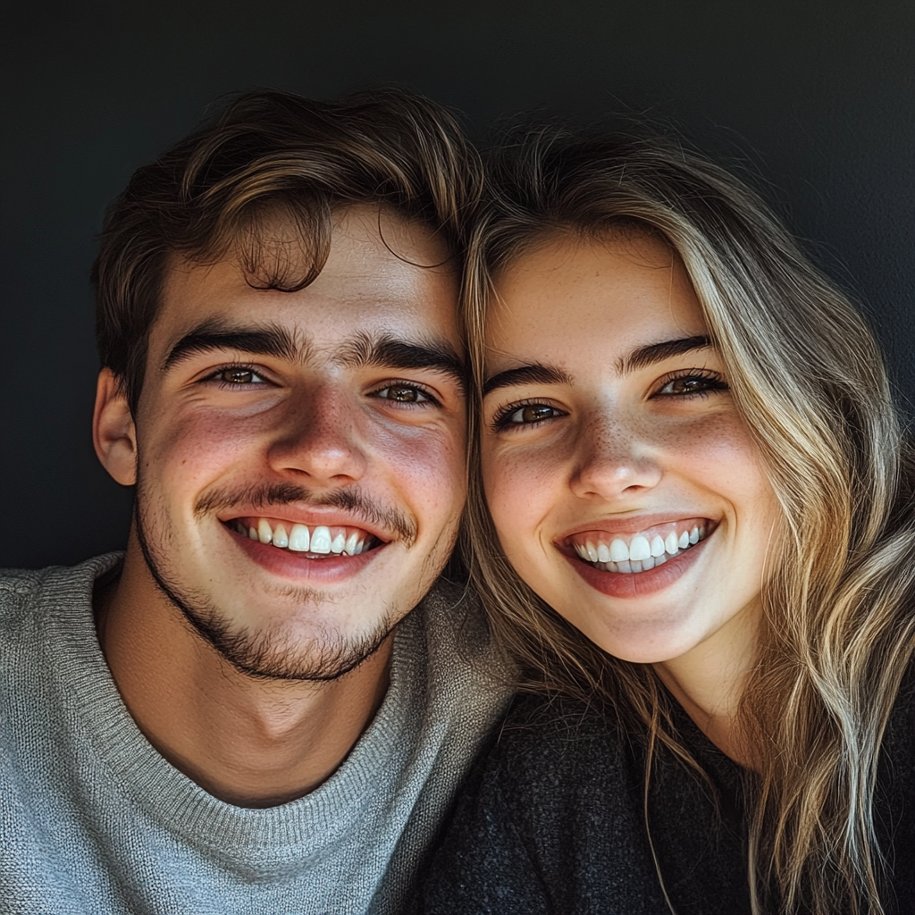 Una joven pareja sonriente | Fuente: Midjourney