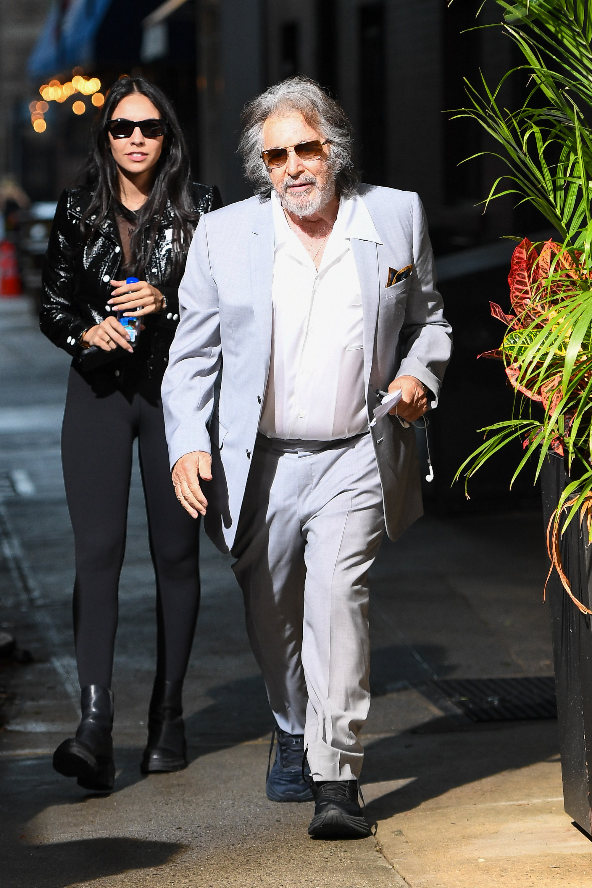Noor Alfallah y Al Pacino en Nueva York, en agosto de 2023 | Foto: Getty Images
