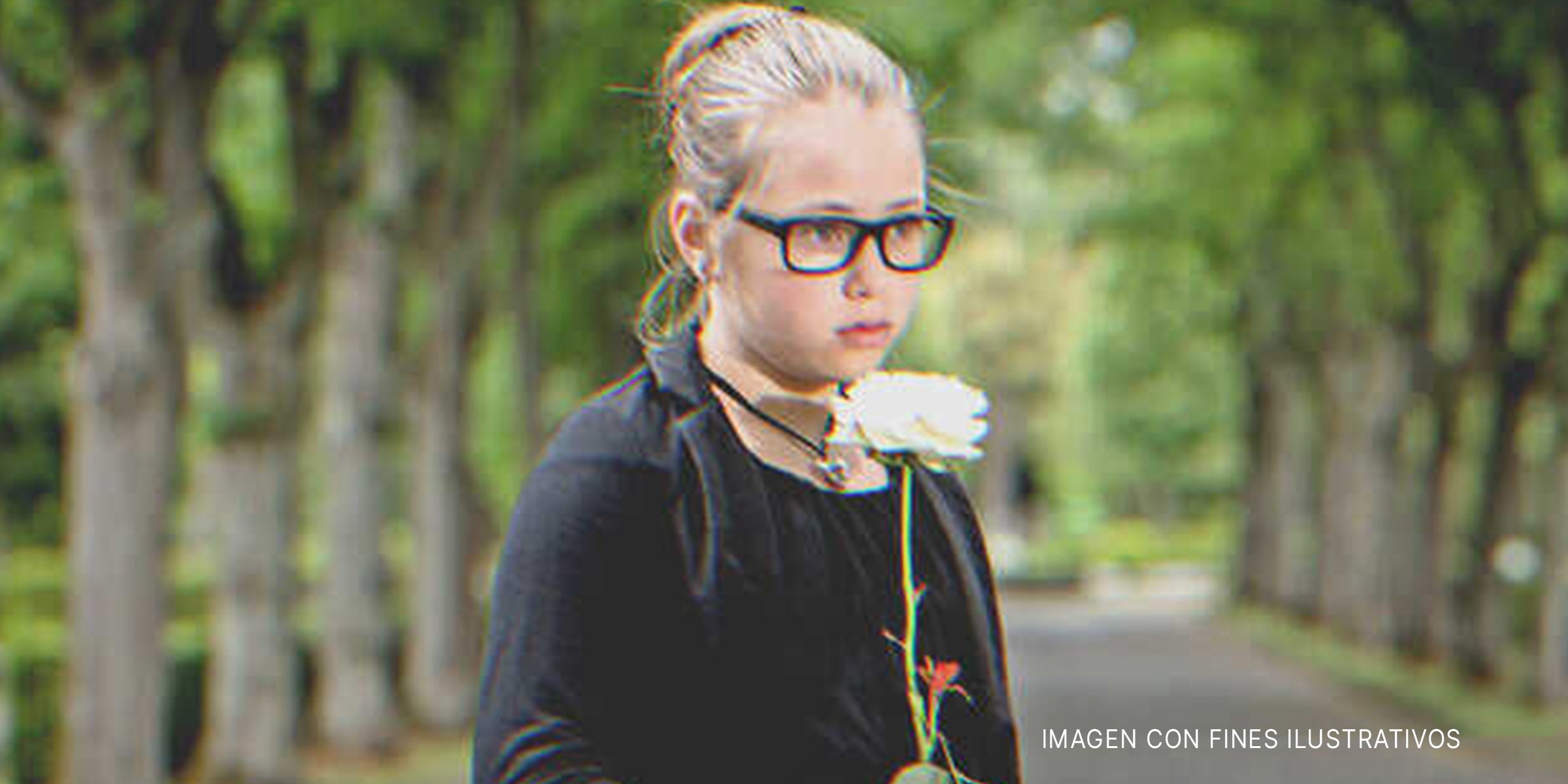 Jovencita sosteniendo una flor | Foto: Shutterstock
