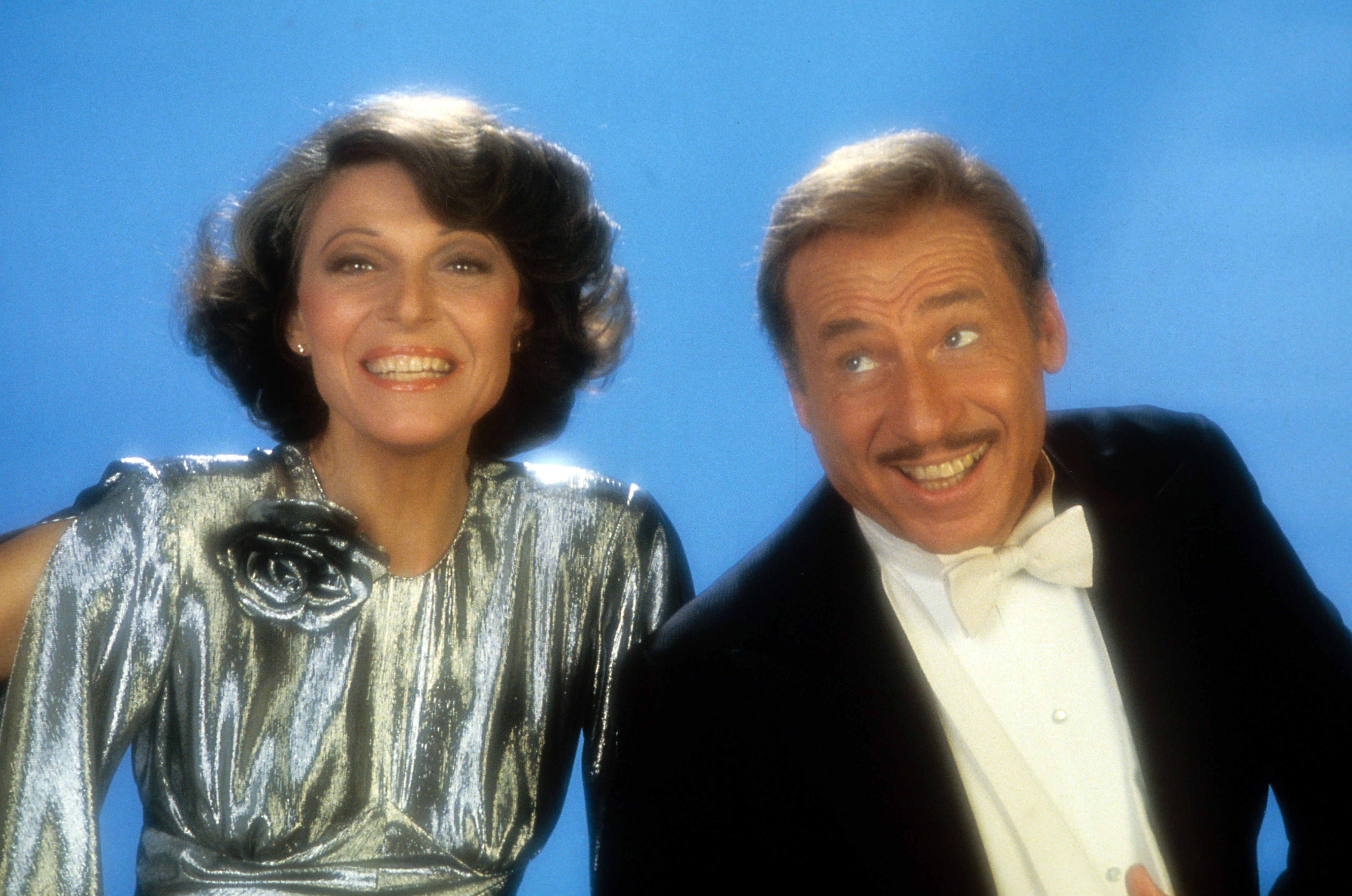 Anne Bancroft y Mel Brooks sonríen para una foto publicitaria en 1983 | Fuente: Getty Images