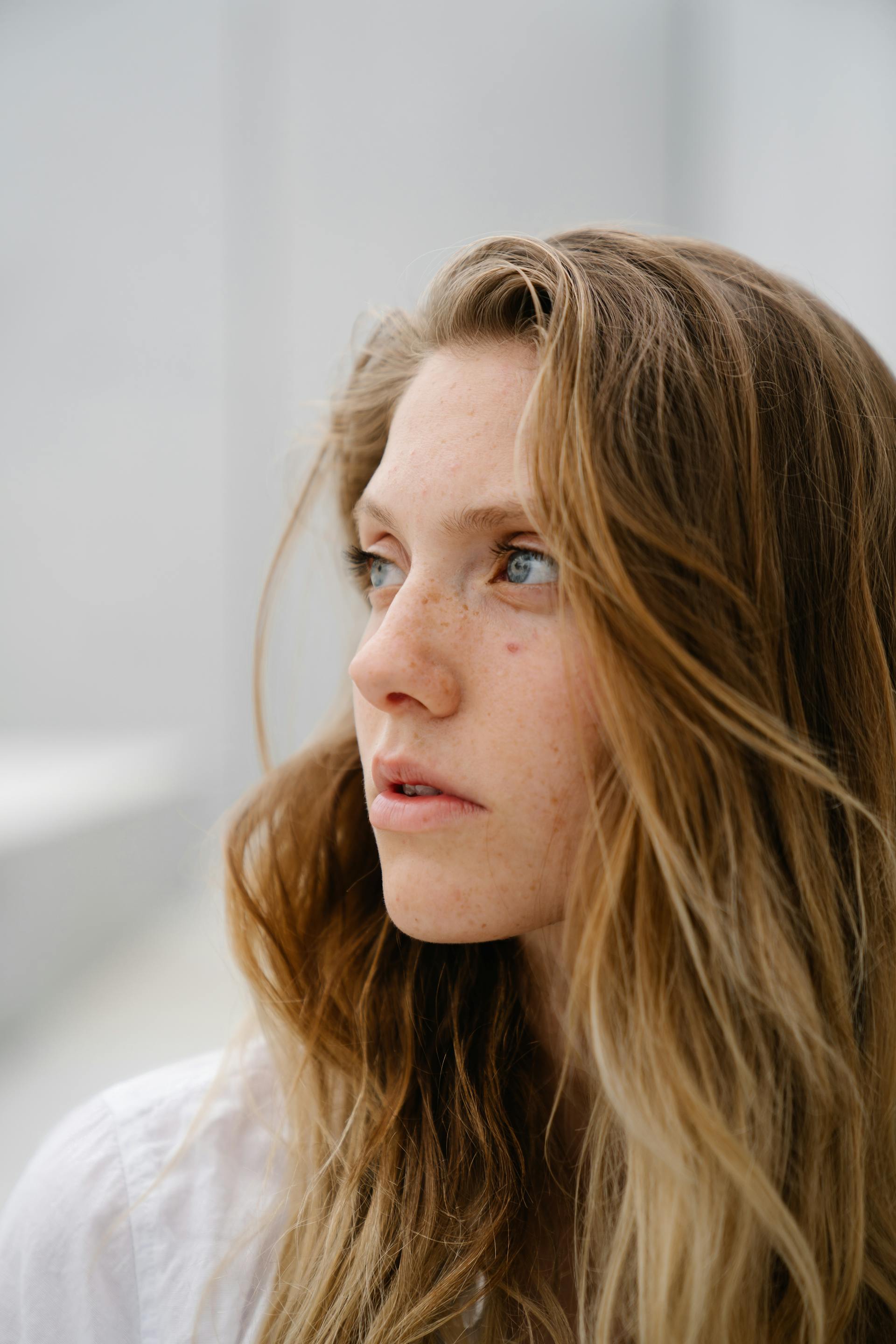 Una mujer mirando a alguien | Fuente: Pexels