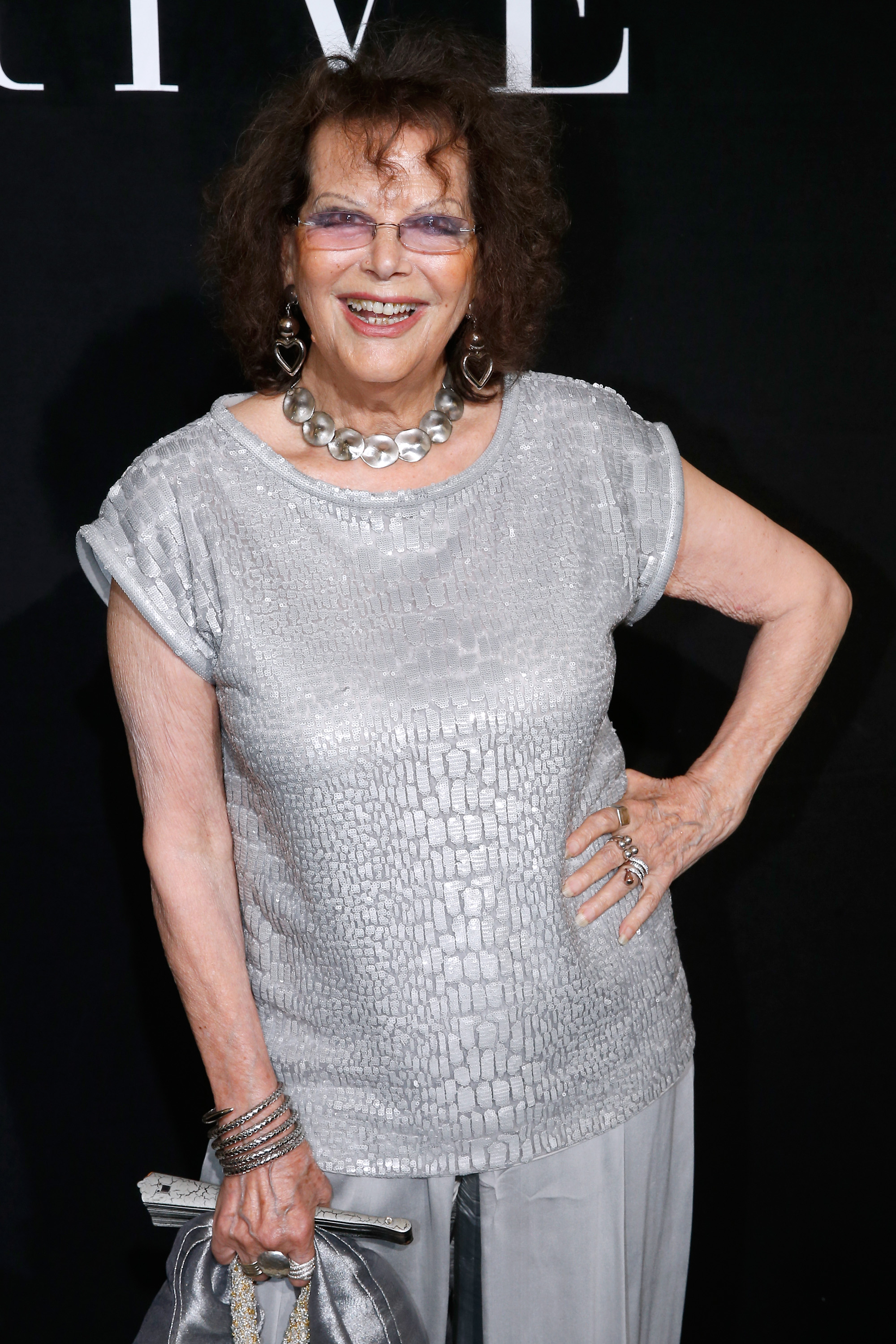 Claudia Cardinale asiste al desfile de Giorgio Armani Prive el 7 de julio de 2015, en París, Francia. | Fuente: Getty Images