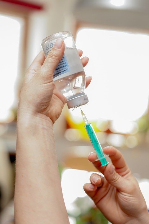Persona preparando dosis de vacunación. | Foto: Pixabay