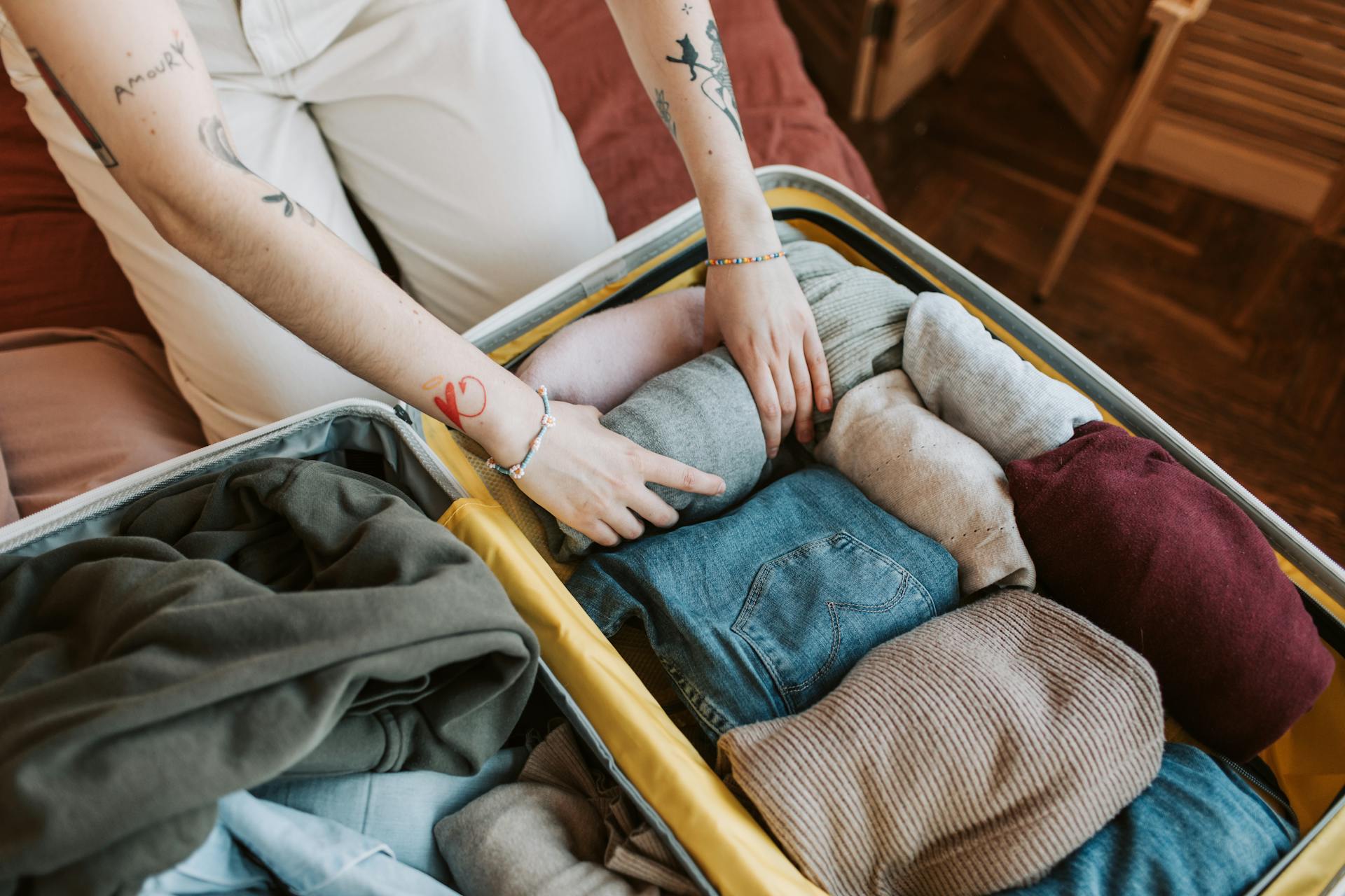 Una persona haciendo la maleta | Fuente: Pexels