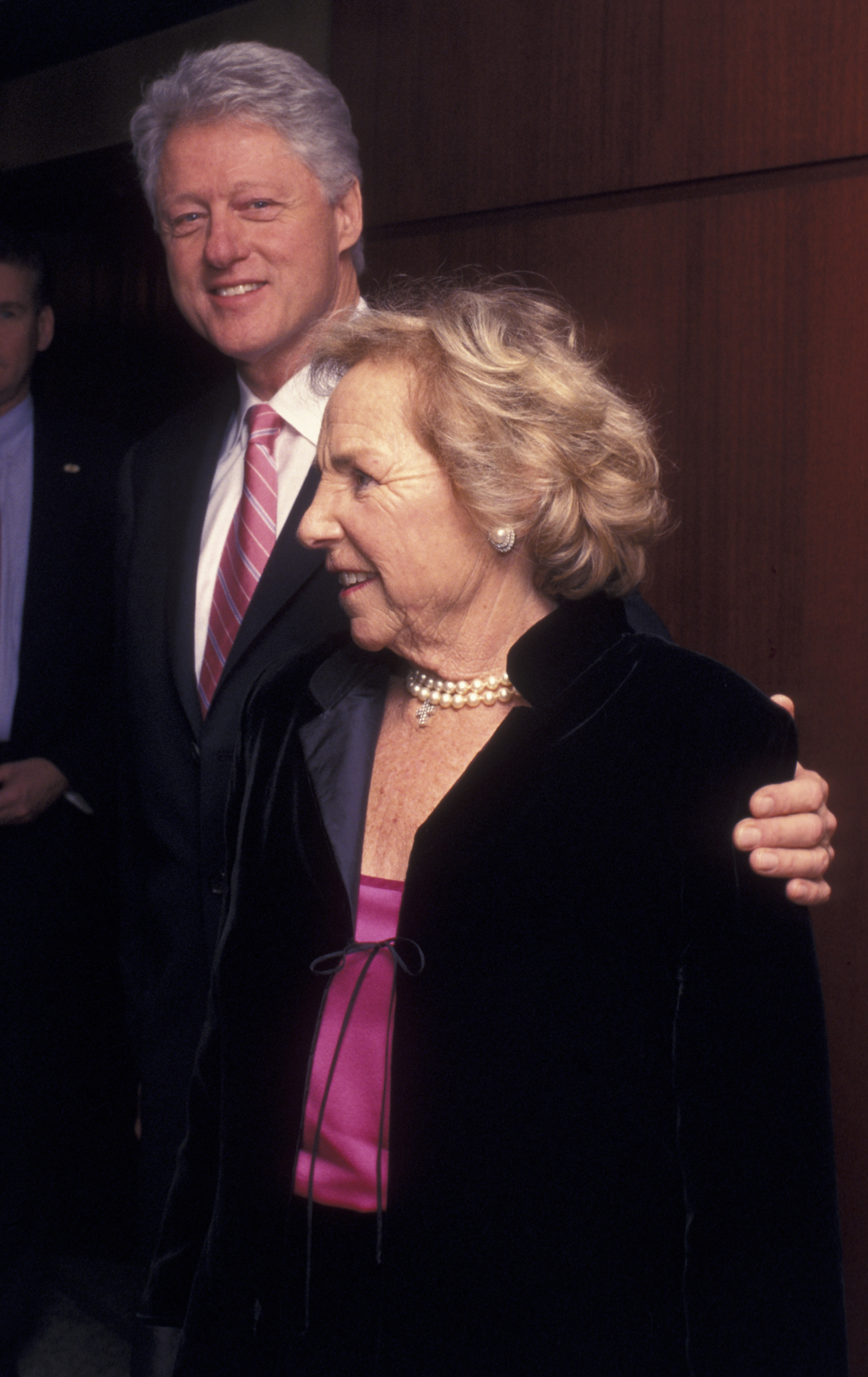 Ethel Kennedy y Bill Clinton en la Cena del 35 Aniversario del Monumento a Robert F. Kennedy en Nueva York el 12 de diciembre de 2002 | Fuente: Getty Images