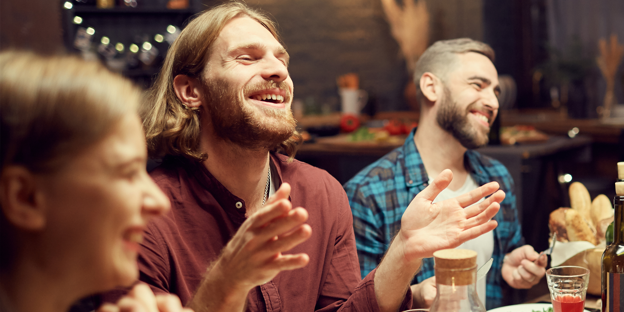 Un hombre riendo con sus amigos | Fuente: Shutterstock