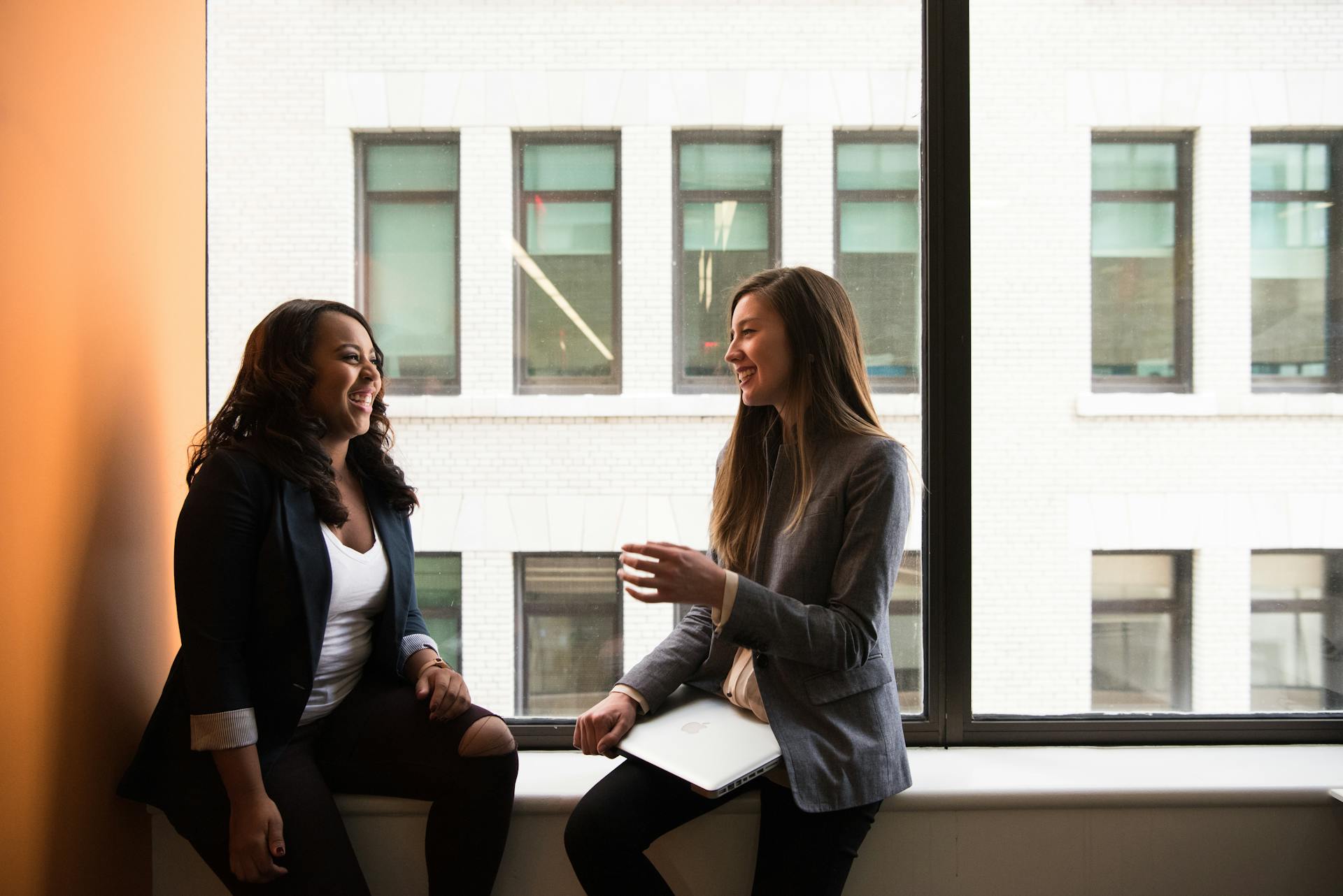 Dos mujeres en una oficina | Fuente: Pexels