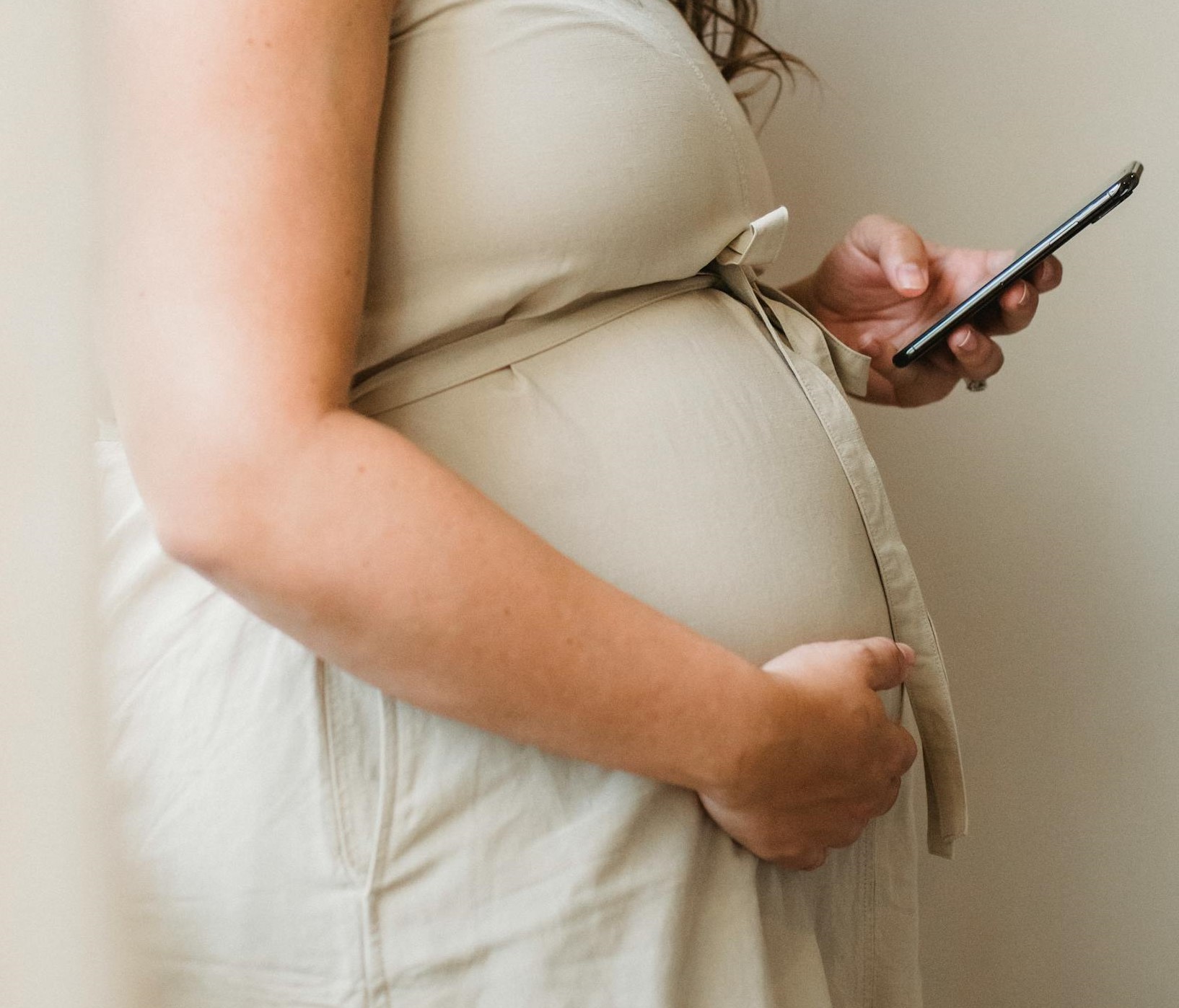 Una mujer embarazada viendo su teléfono | Fuente: Pexels