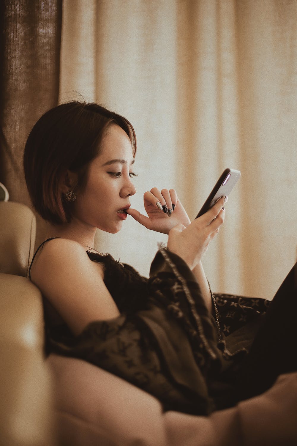 Mujer usando su teléfono. | Foto: Pexels  