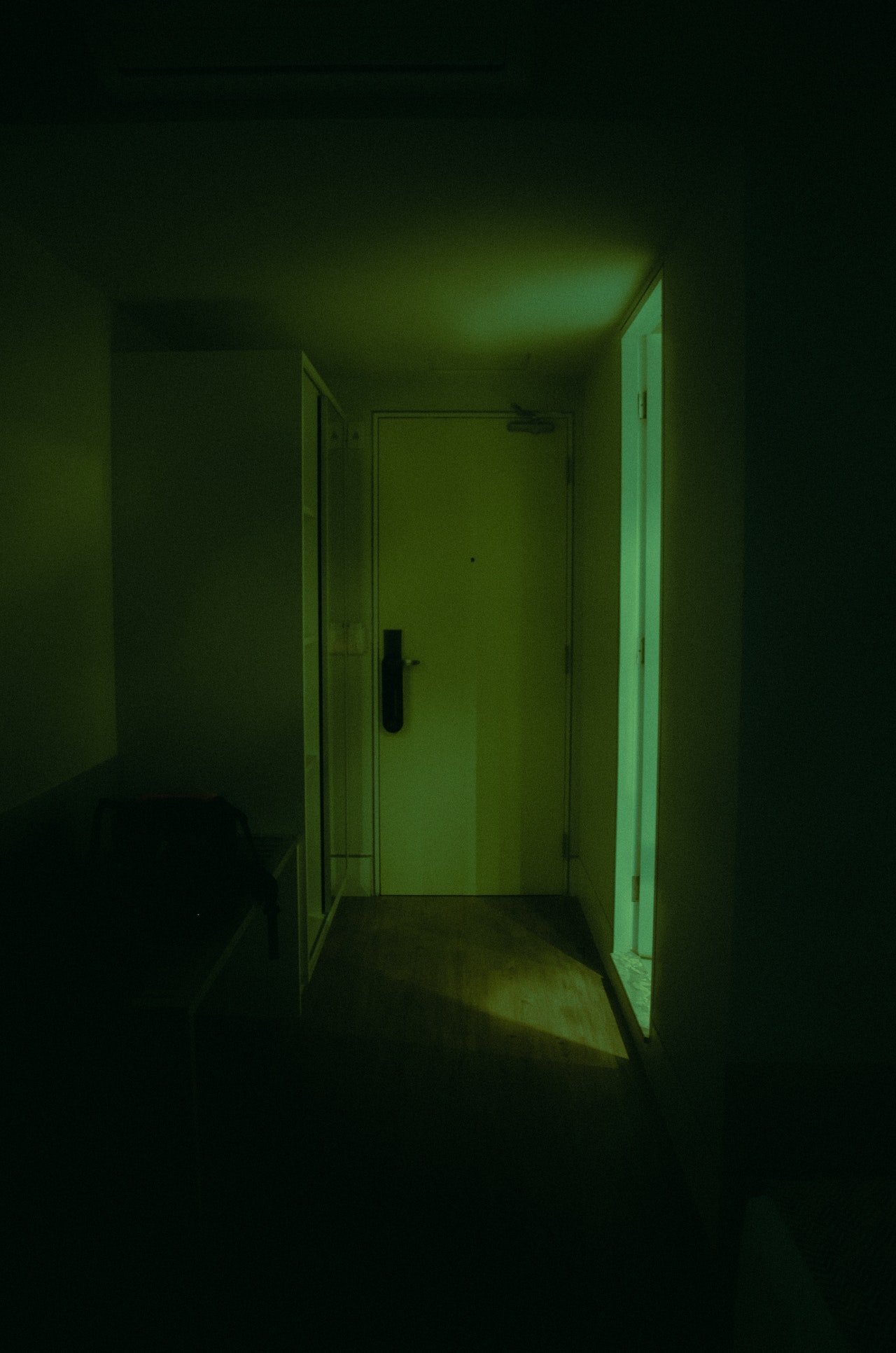 Pasillo oscuro hacia las habitaciones de una casa. | Foto: Pexels