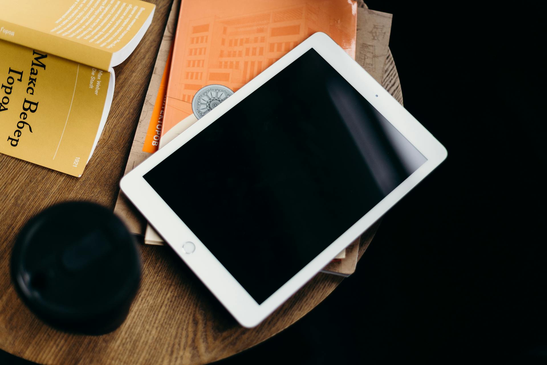 Un iPad blanco sobre una mesa marrón | Fuente: Pexels