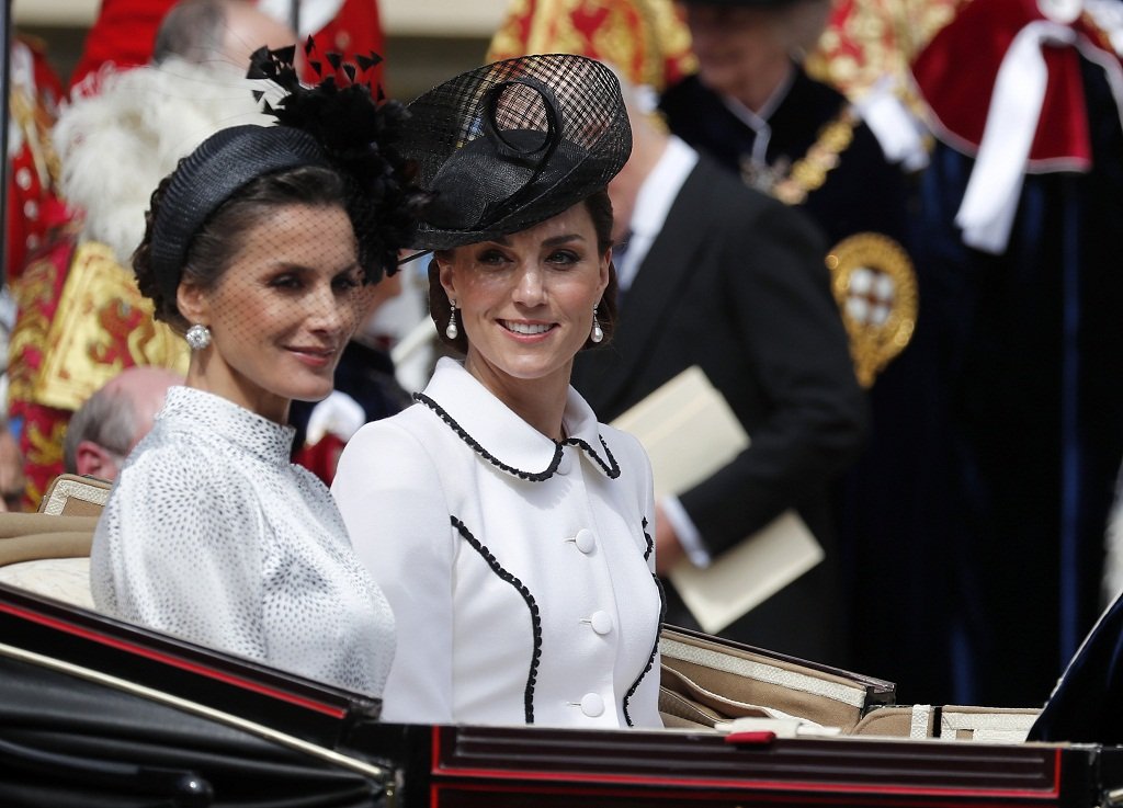Letizia, reina de Holanda (Izq.) junto a la duquesa de Cambridge, Kate Middleton en la Orden de la Jarretera | Foto: Getty Images