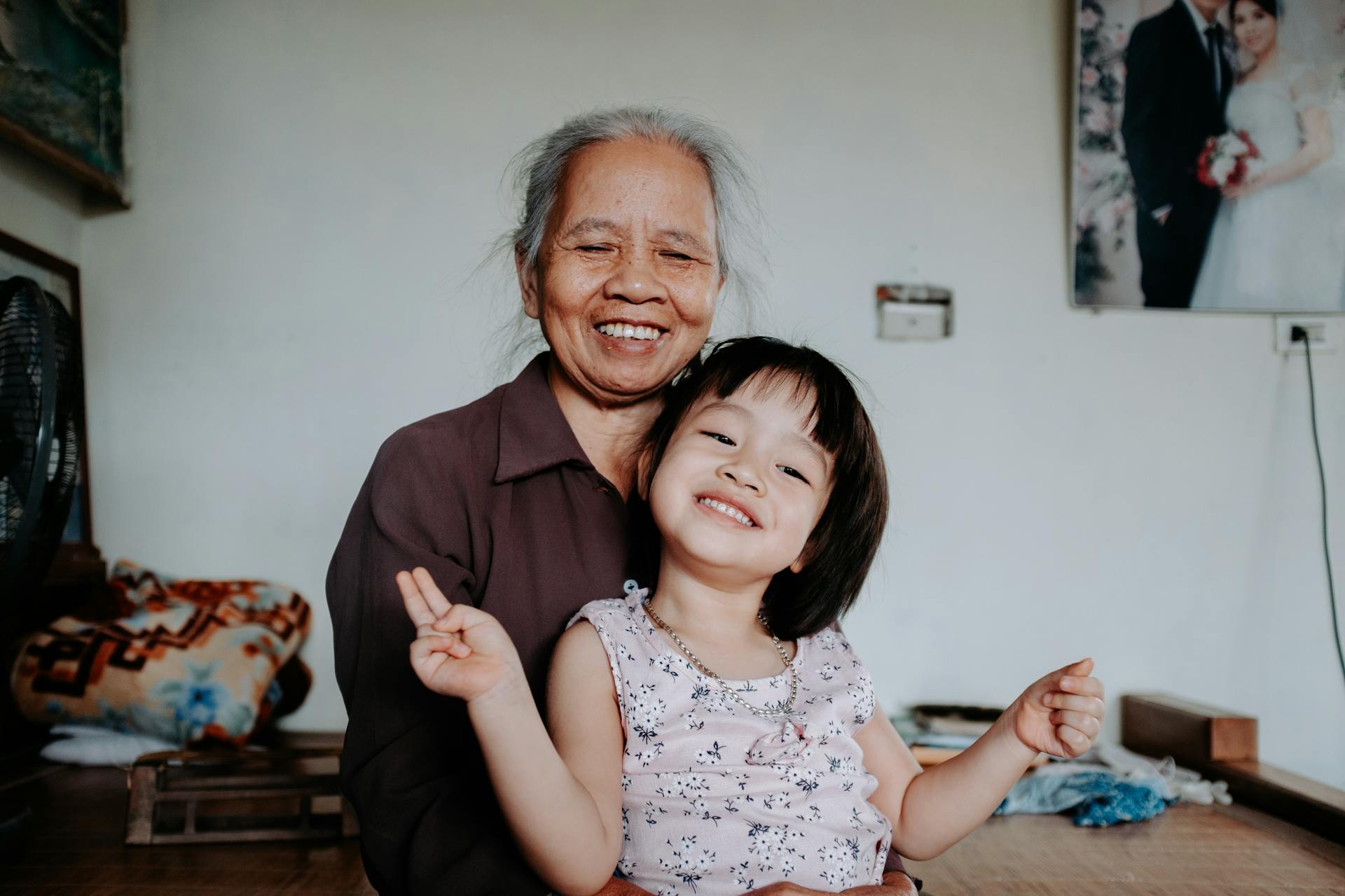 Una niña con su abuela | Fuente: Pexels
