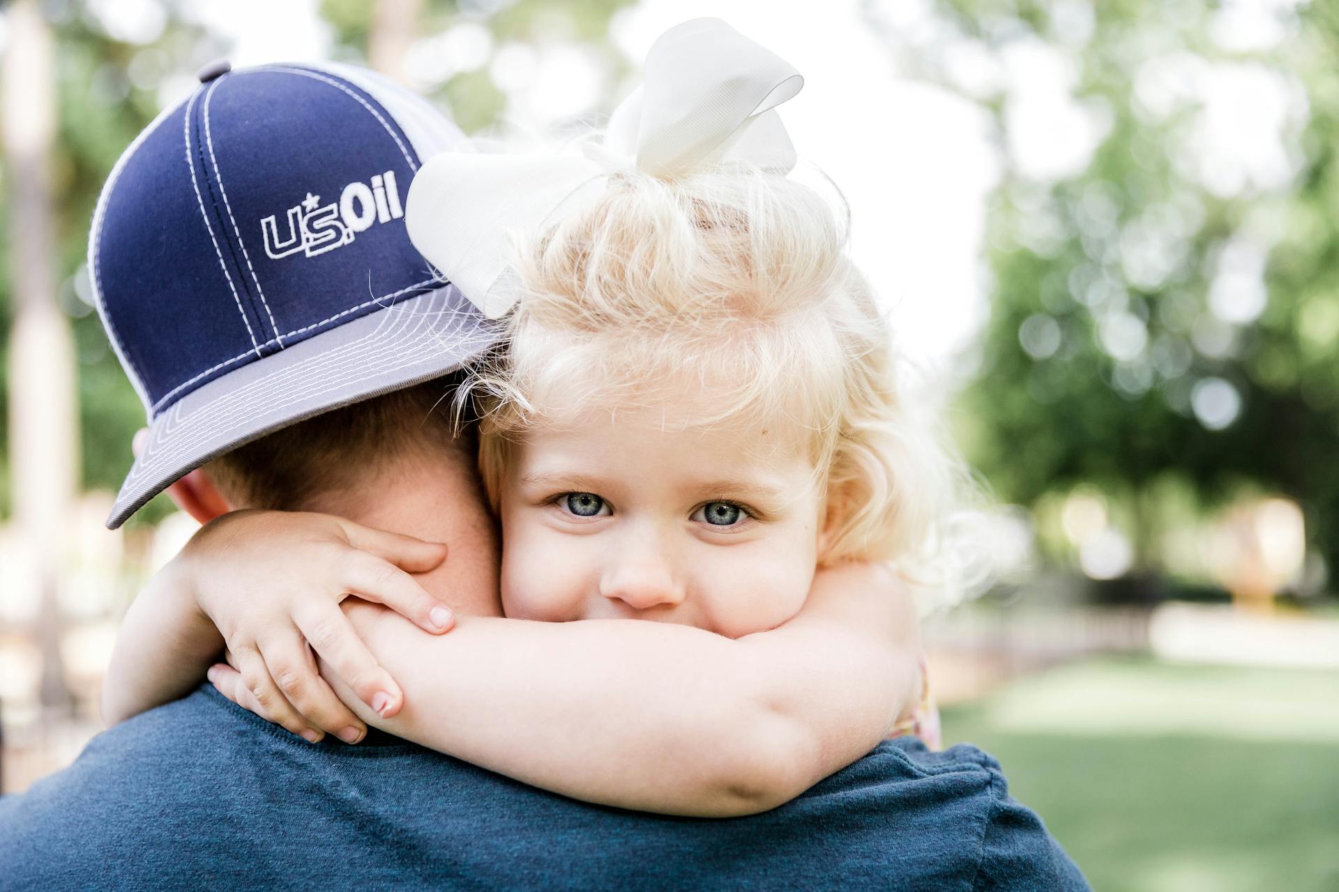 Una niña abrazando a su padre | Fuente: Pexels