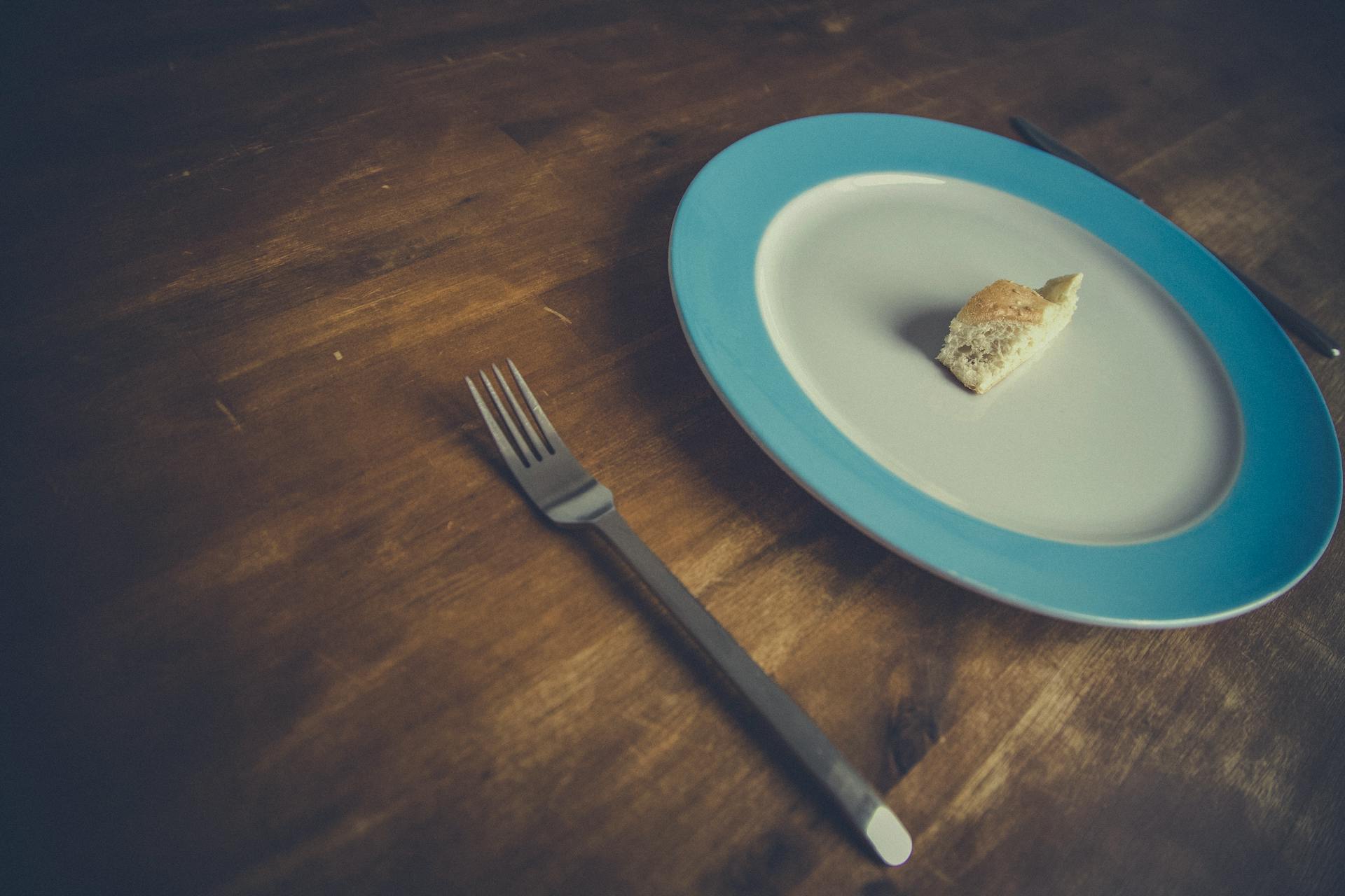 Pan en un plato | Fuente: Pexels