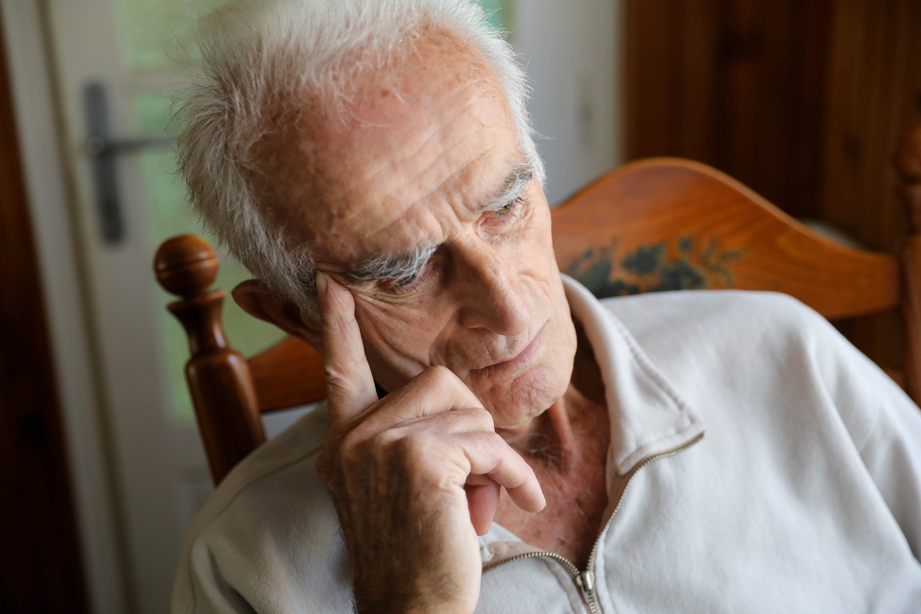 Hombre mayor con la mirada baja y pensativa. | Foto: Shutterstock