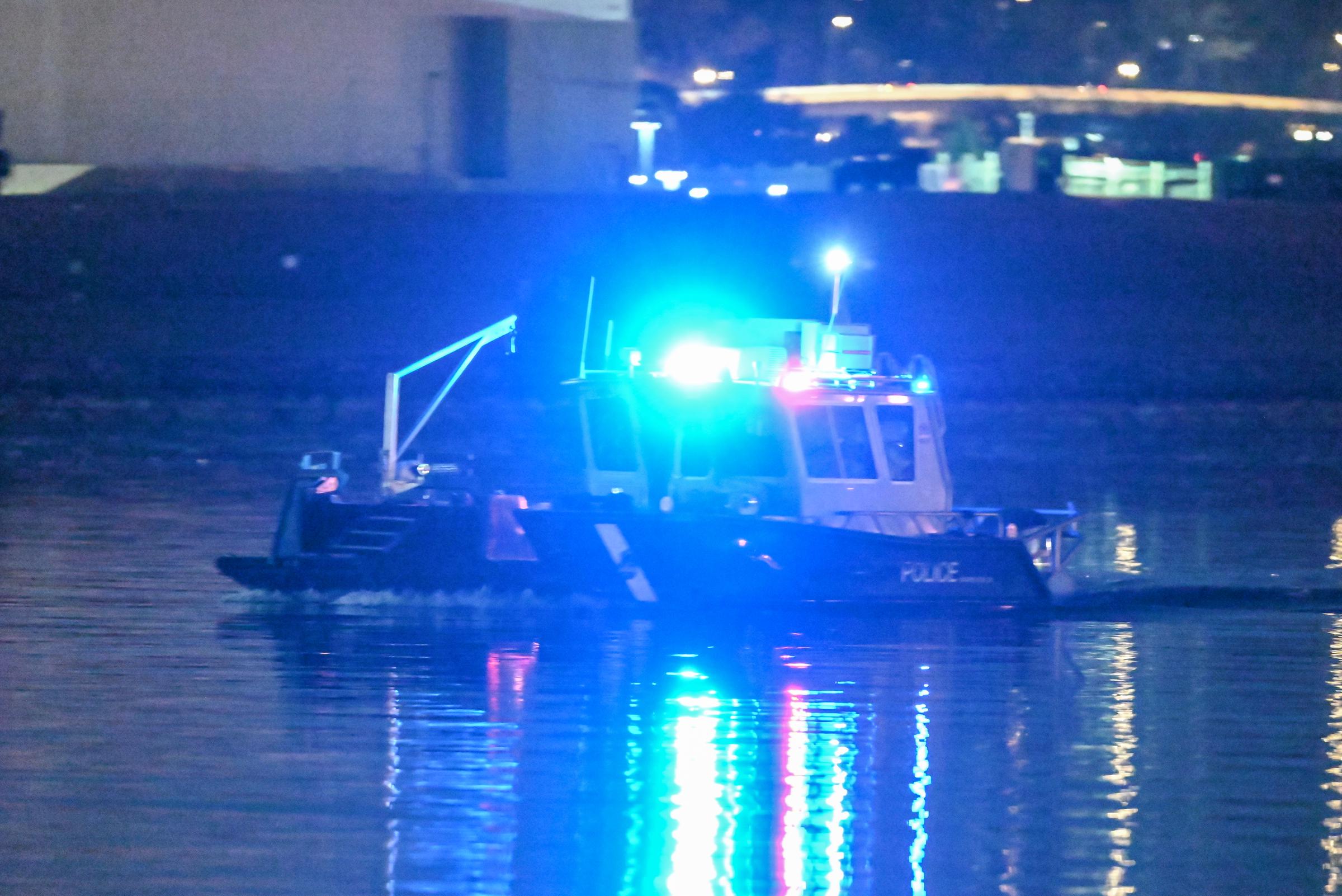 Un barco de la policía patrulla el río Potomac tras el accidente aéreo en Washington, D.C., el 30 de enero de 2025. | Fuente: Getty Images