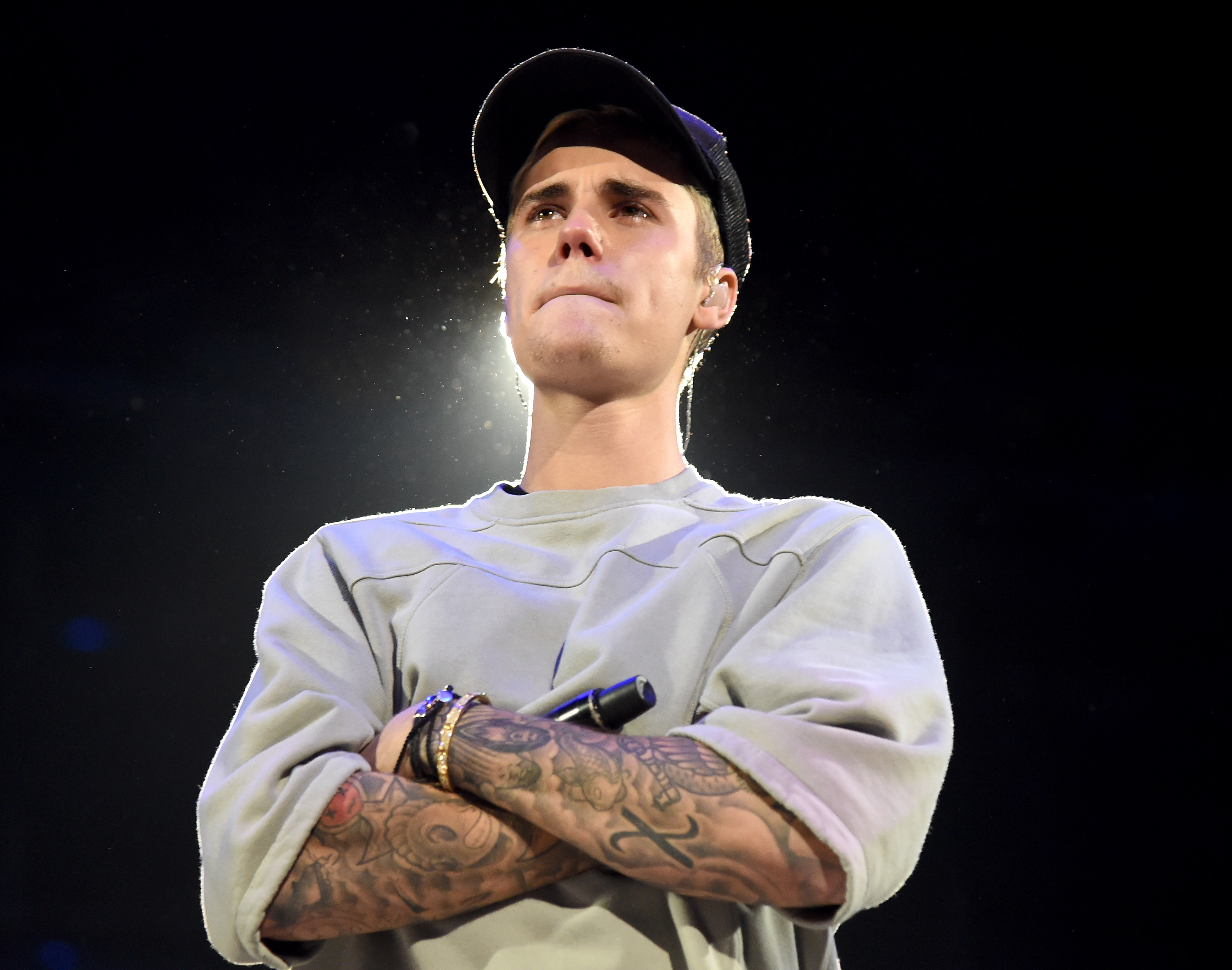 ustin Bieber actúa en el escenario durante An Evening With Justin Bieber en Los Ángeles, California, el 13 de noviembre de 2015. | Fuente: Getty Images