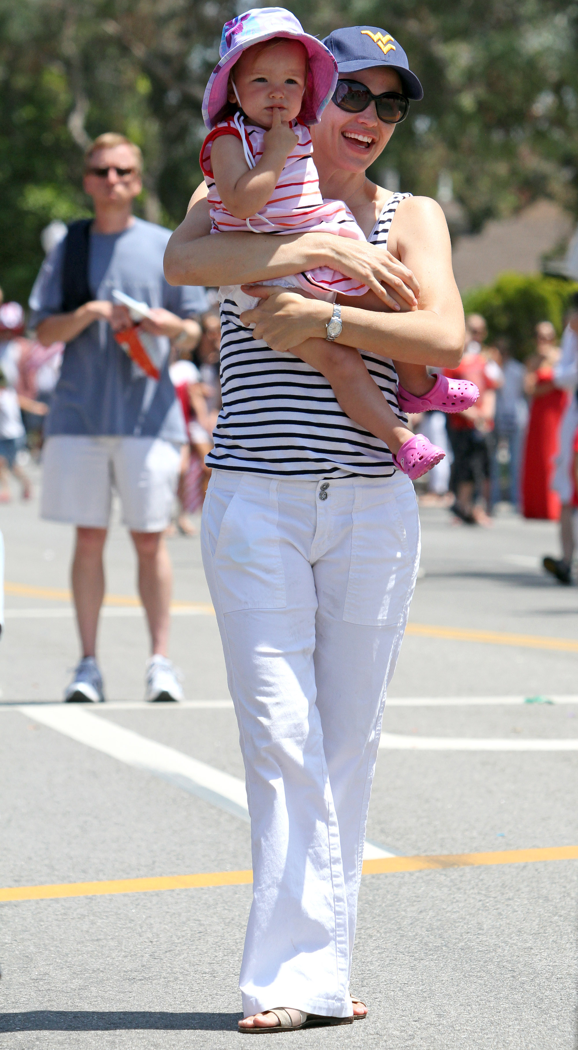 Jennifer Garner y Seraphina Affleck asisten al desfile del 4 de julio en Pacific Palisades el 4 de julio de 2010 en Los Ángeles, California. | Fuente: Getty Images