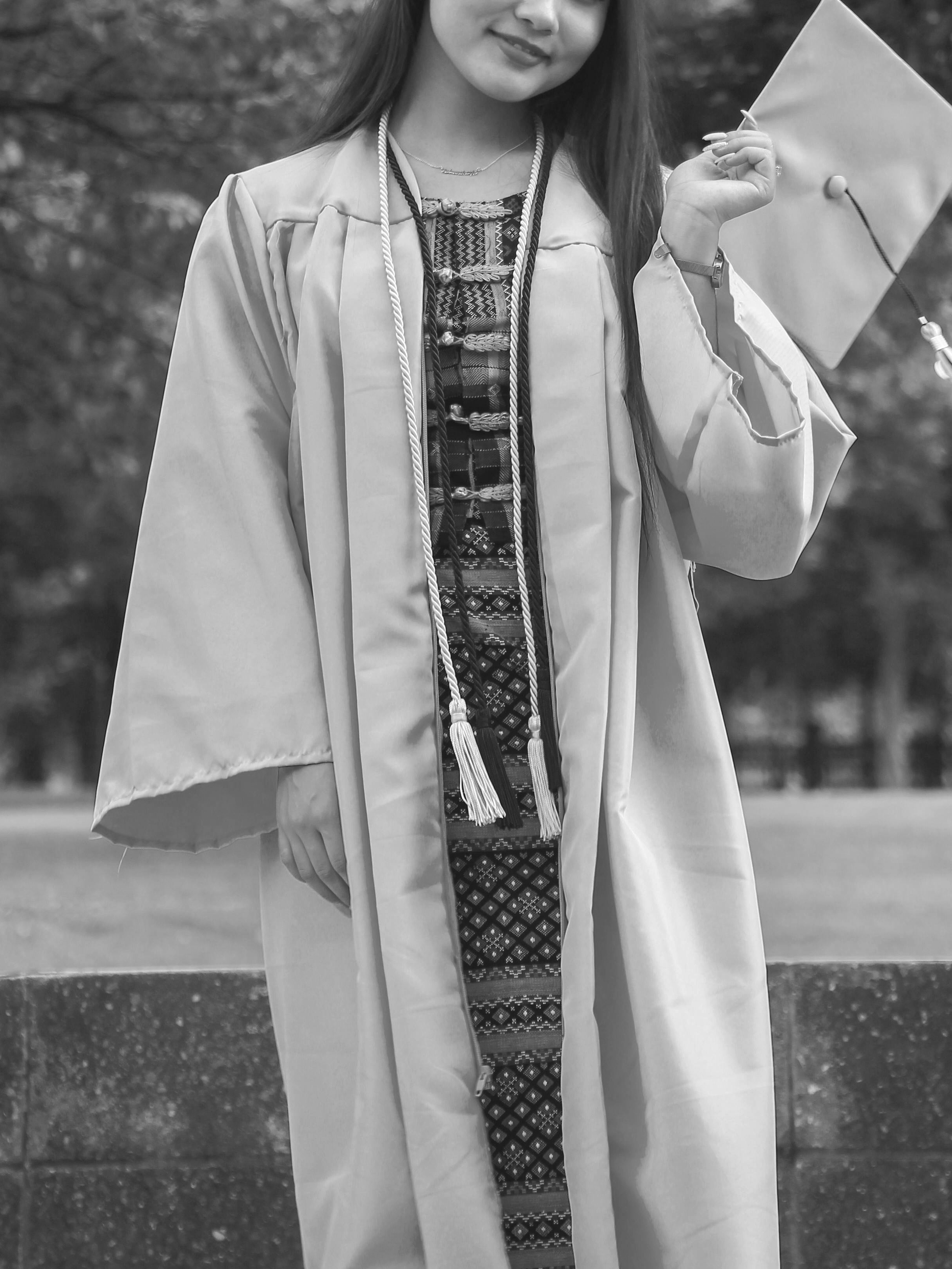 Julia sola el día de su graduación | Fuente: Pexels