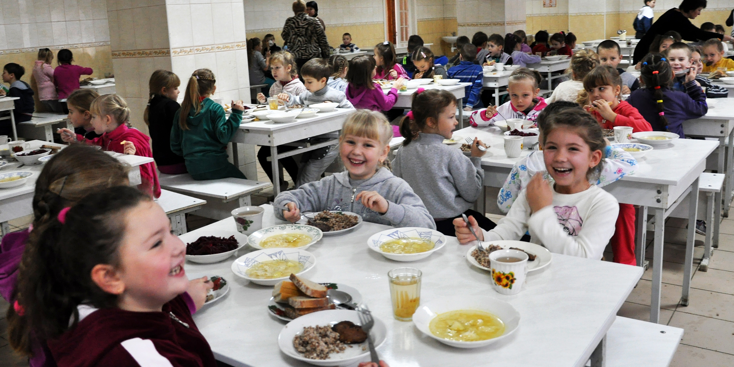 Niños sentados en una cafetería | Fuente: Shutterstock