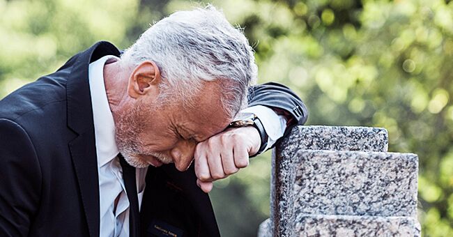 Viudo llorando la pérdida del amor de su vida. | Foto: Shutterstock
