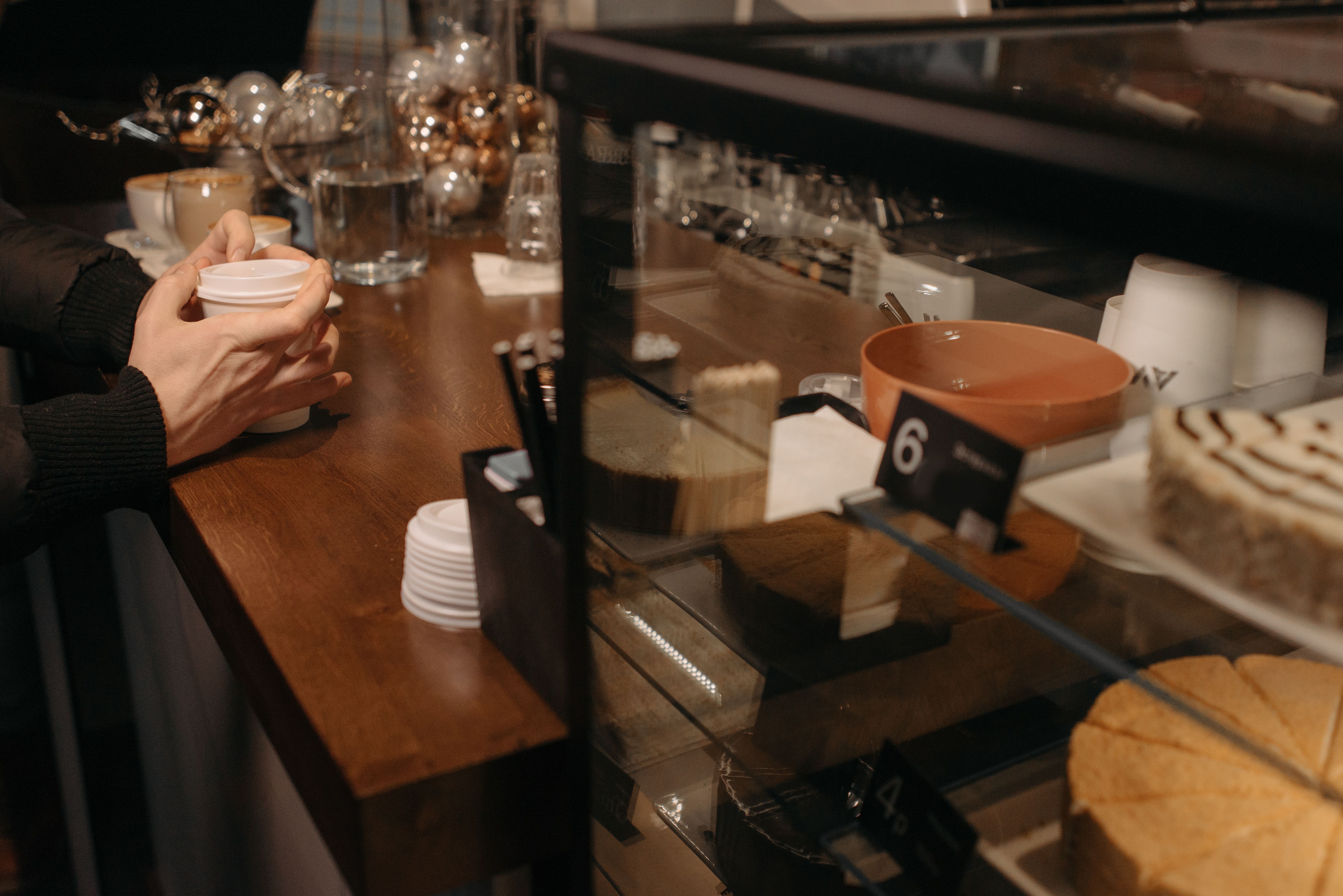 Una persona sentada en la mesa de un restaurante | Fuente: Pexels